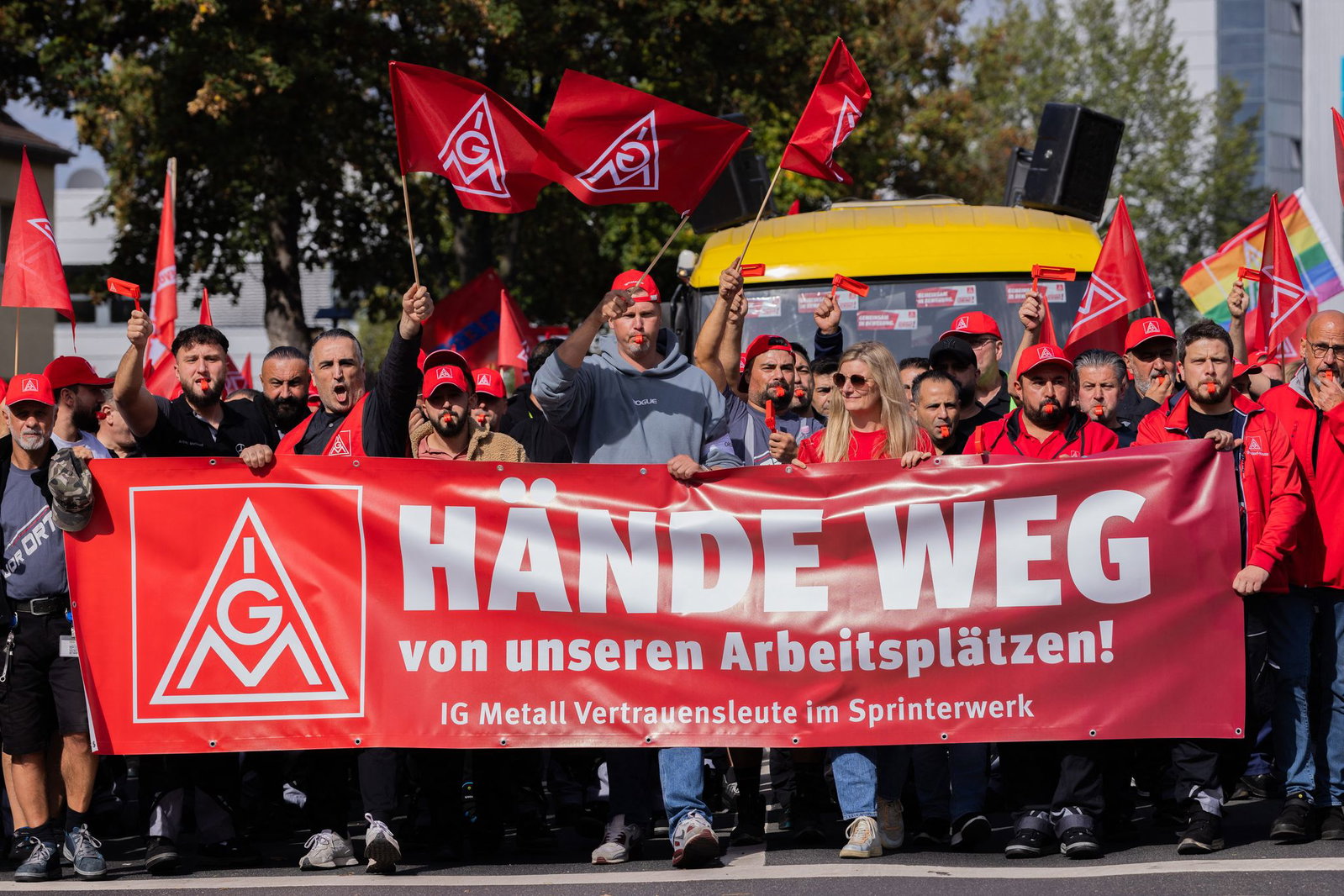 Beschäftigte demonstrieren im Rahmen des bundesweiten Automobil-Aktionstags der IG Metall in Düsseldorf.