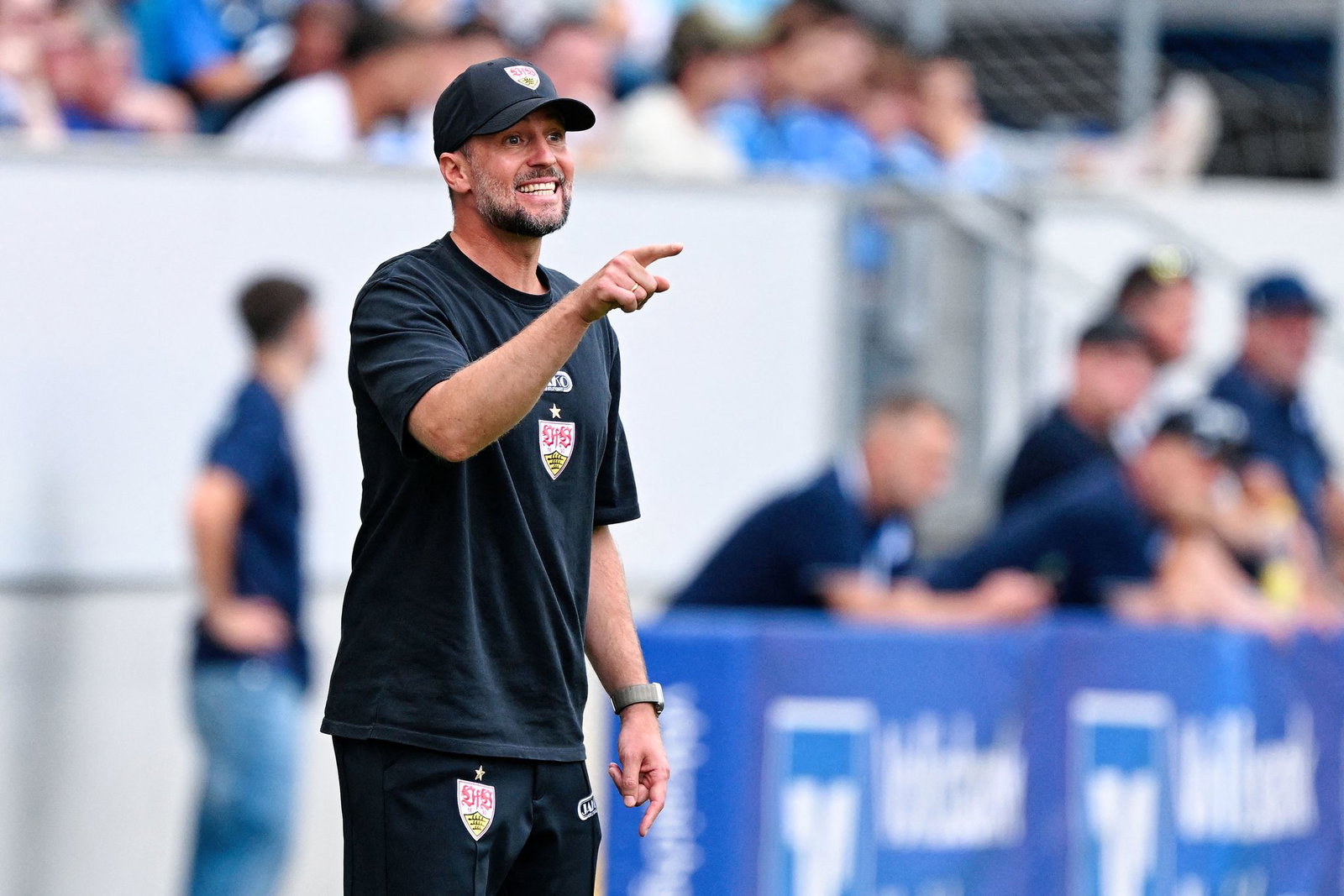 Nimmt seinen Topstar in Schutz: VfB-Trainer Sebastian Hoeneß. (Archivbild)