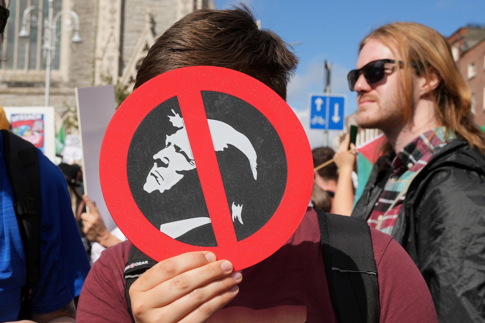 Tausende Menschen demonstrierten gegen Donald Trump während dessen Irland-Besuchs.