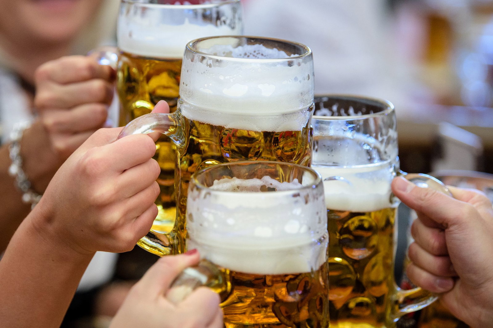Im Bierzelt mit frisch gezapftem Bier anstoßen: Das geht auch auf den Oktoberfesten in Rheinland-Pfalz. (Archivbild)