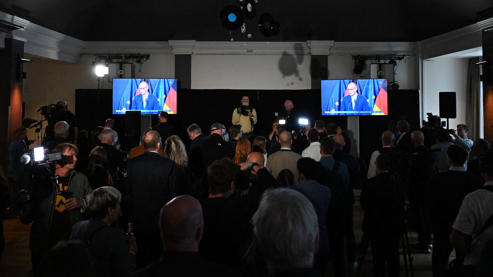 Auch CDU-Anhänger in Mecklenburg-Vorpommern verfolgten Merz' Wortmeldung am Wahlabend.
