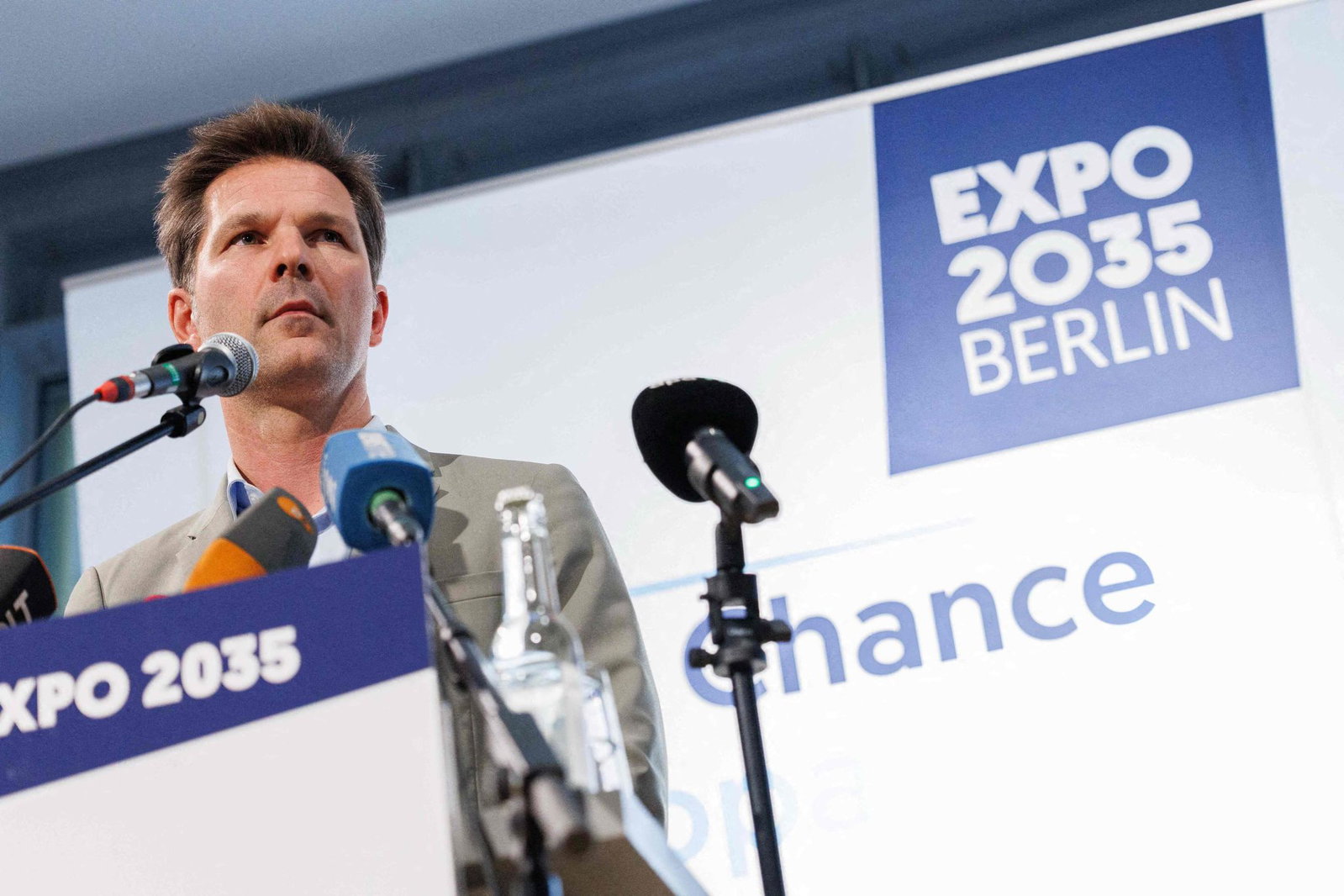 Der SPD-Spitzenkandidat Krach ist wegen der Ermittlungen im Wahlkampf unter Druck geraten. 