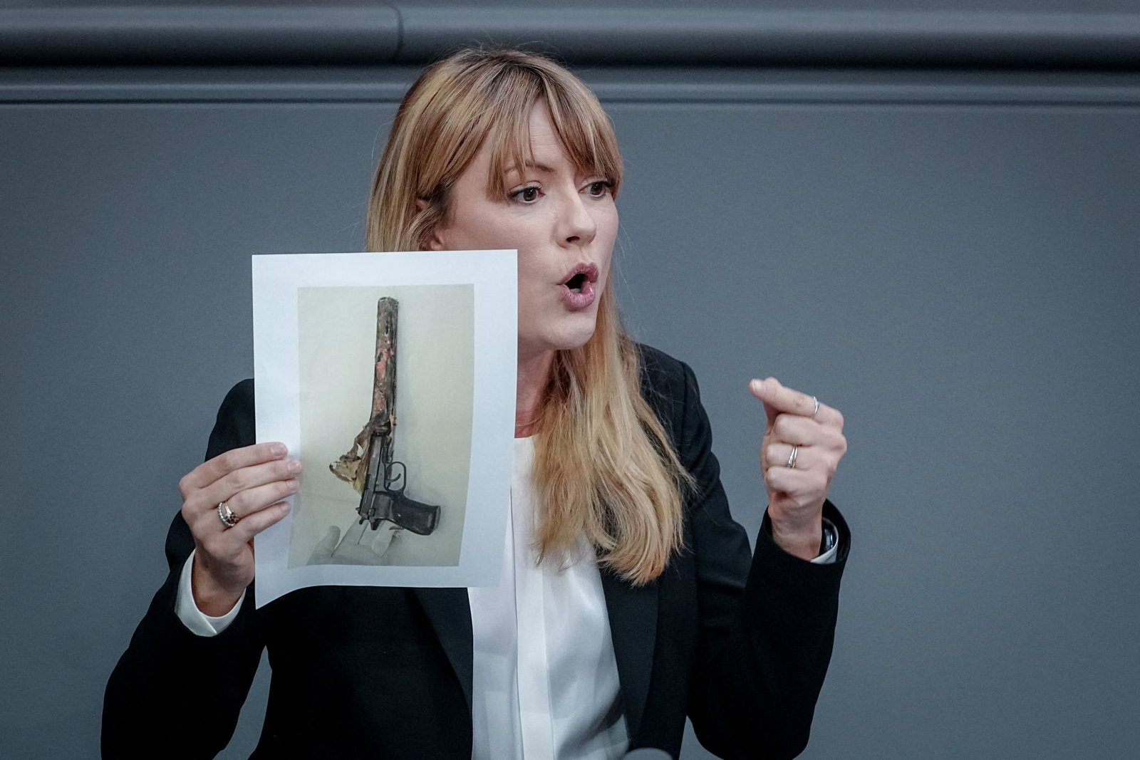 Dass die stellvertretende Vorsitzende der Linksfraktion, Clara Bünger, während ihrer Rede zur Reform der Nachrichtendienste das Bild einer Waffe der NSU-Terroristen hochhält, stößt auf Kritik bei Bundestagspräsidentin Julia Klöckner (CDU). 