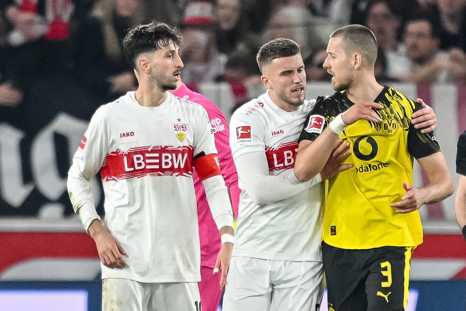 Bei den VfB-Fans unbeliebt: Abwehrspieler Waldemar Anton (r), der 2024 von Stuttgart nach Dortmund wechselte. (Archivbild)