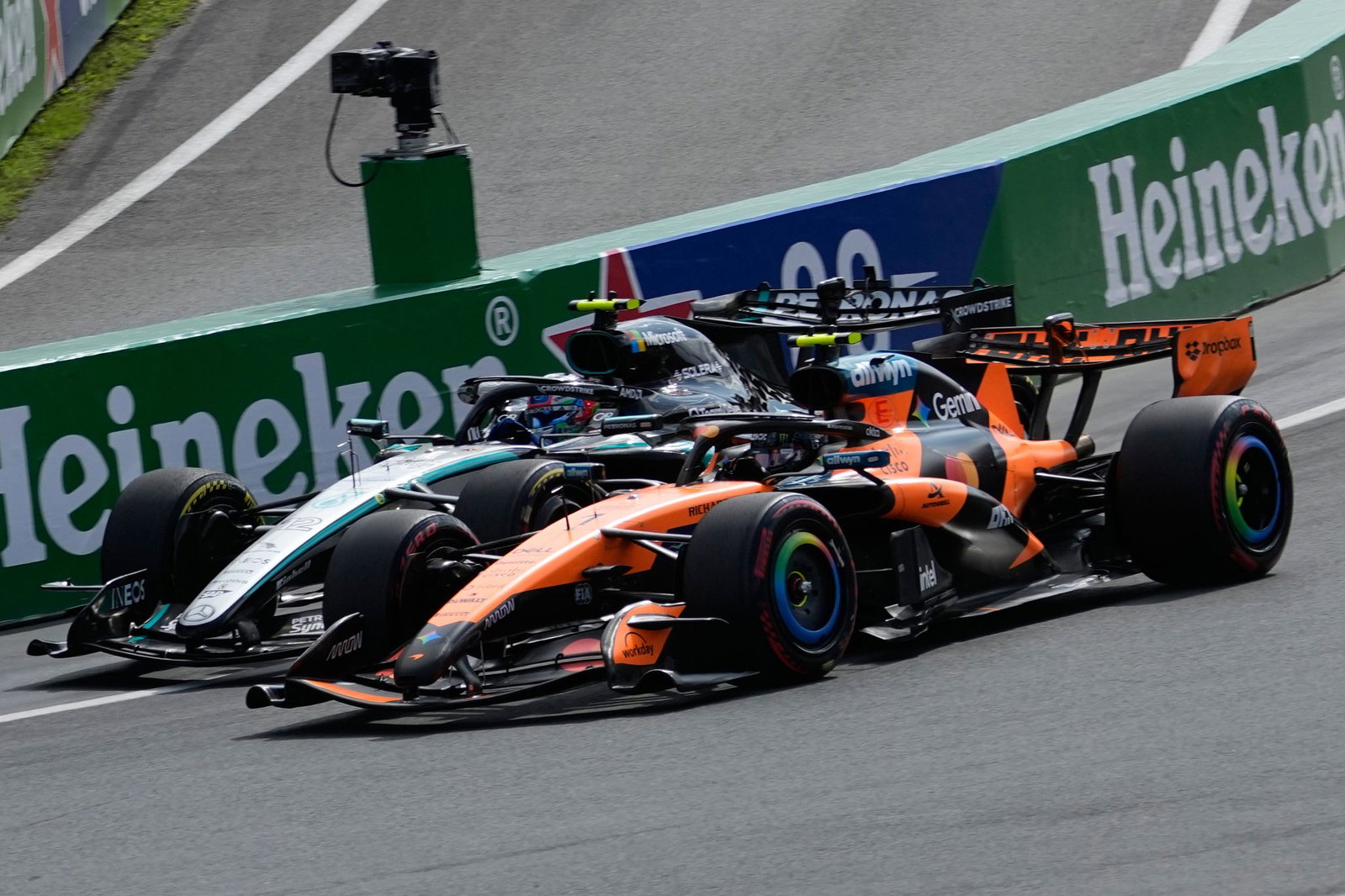 Wird es in der WM noch einmal eng zwischen Kimi Antonelli (l) und Lando Norris? (Archivbild)