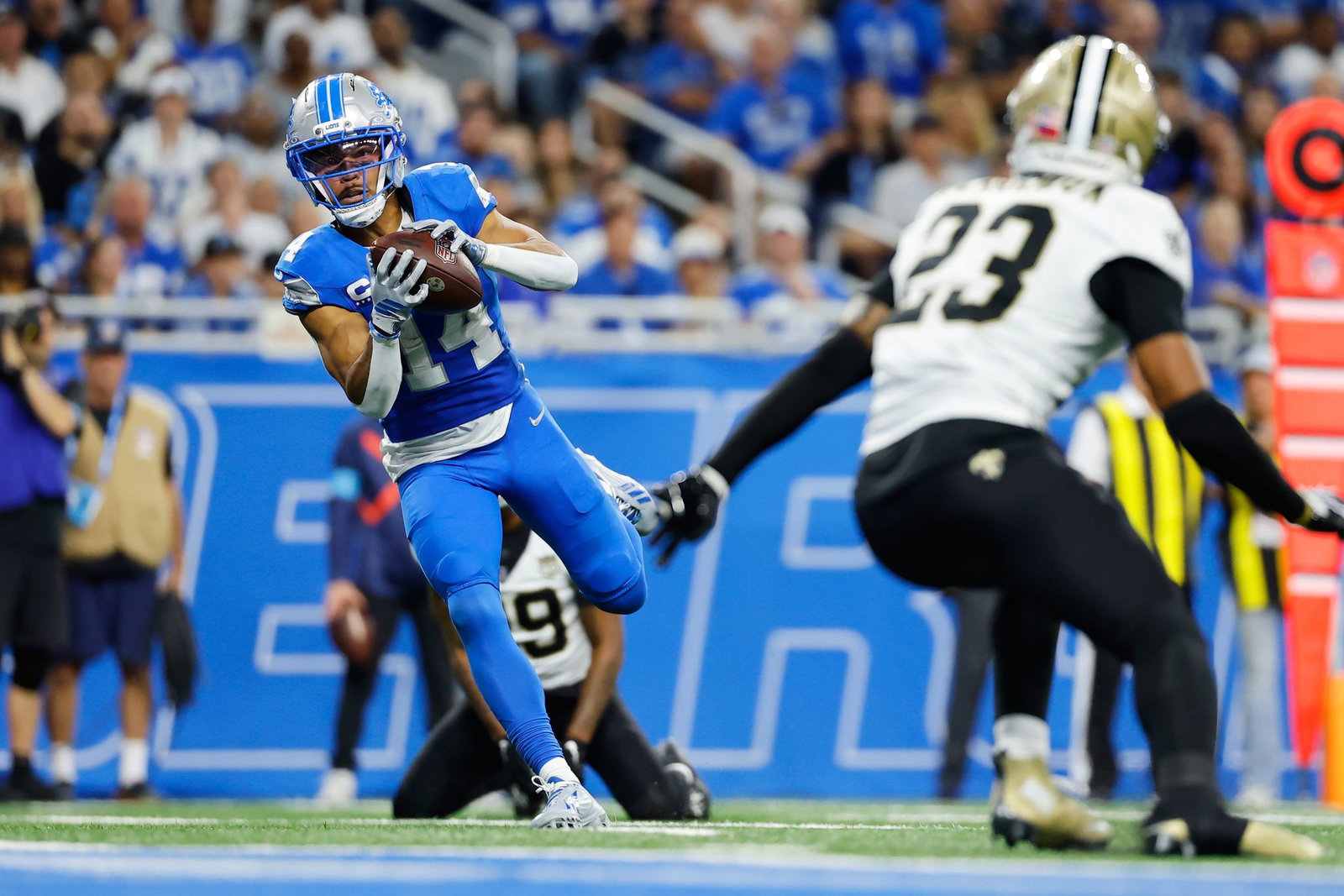 St. Brown (links) erzielte im ersten Saisonspiel zwei Touchdowns für die Lions.