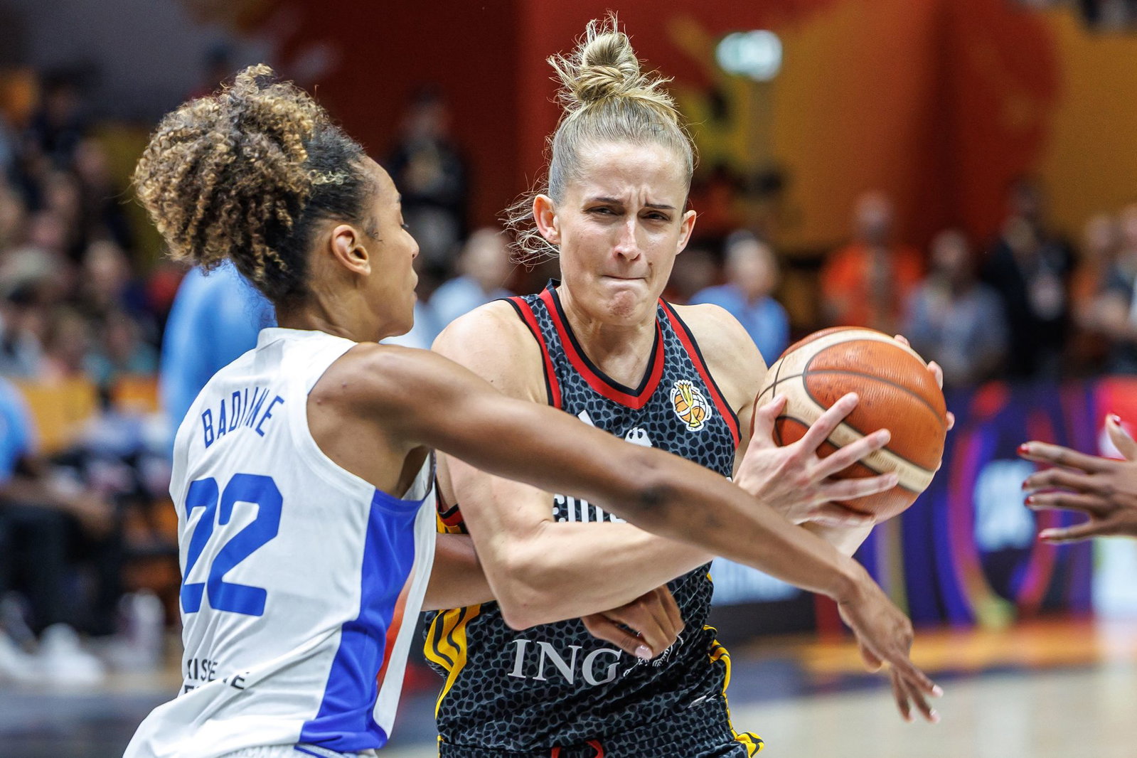 Leonie Fiebich beim Zug zum Korb.