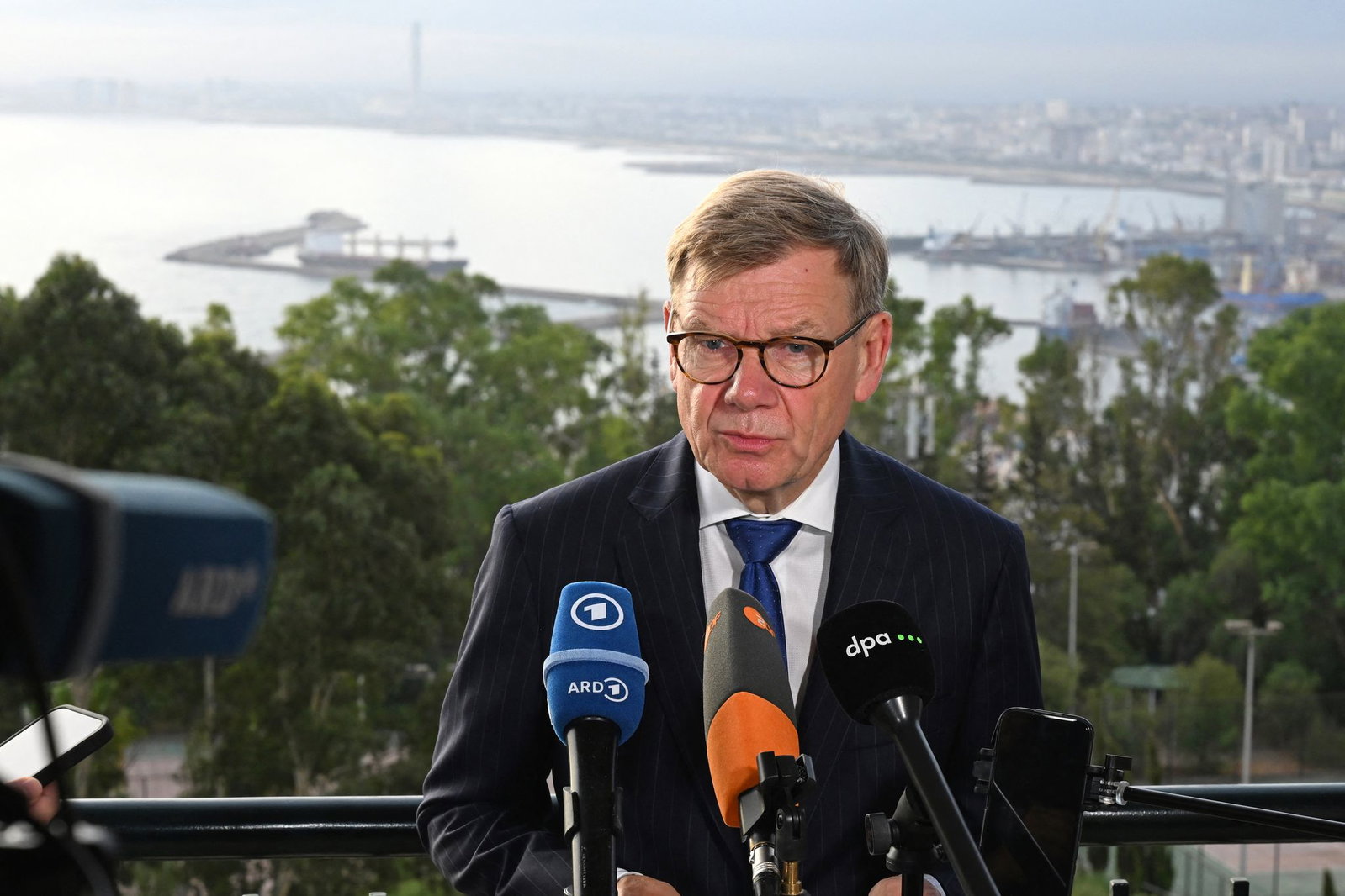 Außenminister Johann Wadephul (CDU) äußert sich in der algerischen Hauptstadt Algier vor Journalisten.