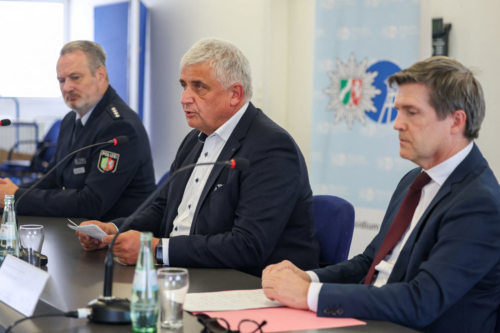 In einer Pressekonferenz berichten Michael Esser, Leitender Kriminaldirektor der Polizei Köln (Mitte) und Ulrich Bremer, Oberstaatsanwalt der Staatsanwaltschaft Köln (rechts) über den Stand der Ermittlungen. 