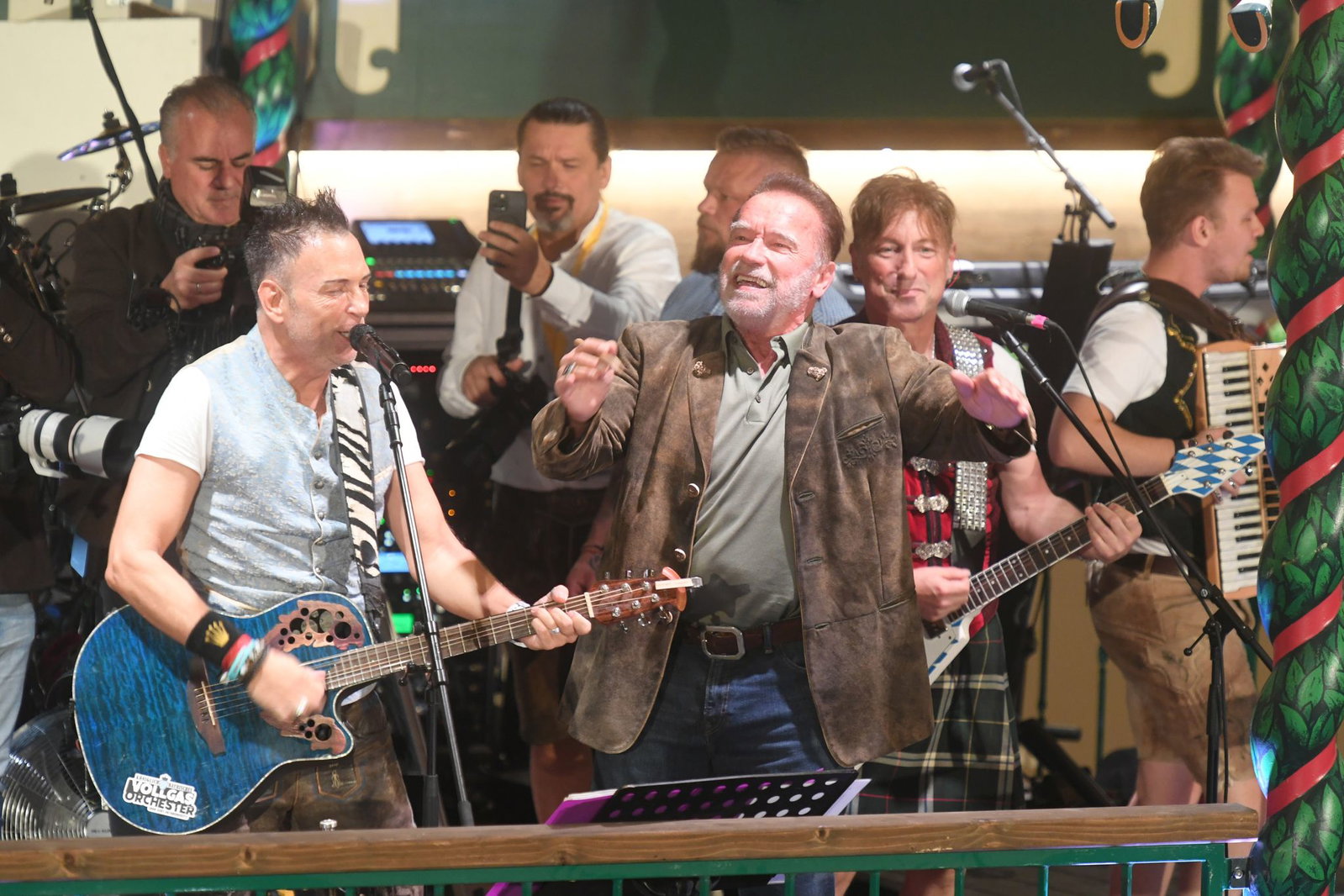 Die Wiesn bringt auch prominente Dirigenten hervor - wie hier Arnold Schwarzenegger (Archiv). 