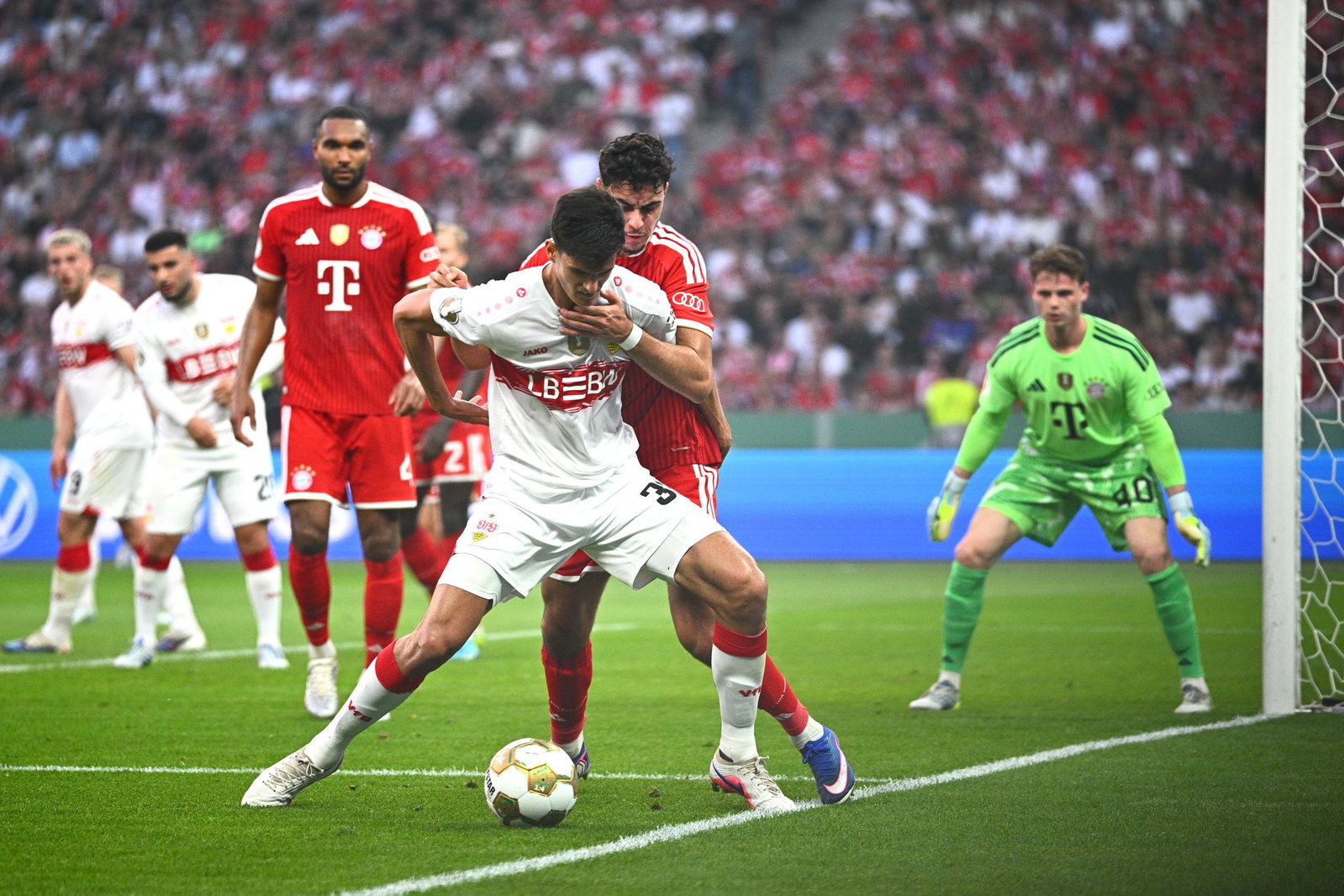 Kürzlich noch gegen die Bayern-Stars, künftig in der Premier League: der Ex-Stuttgarter Chema Andrés (vorne).