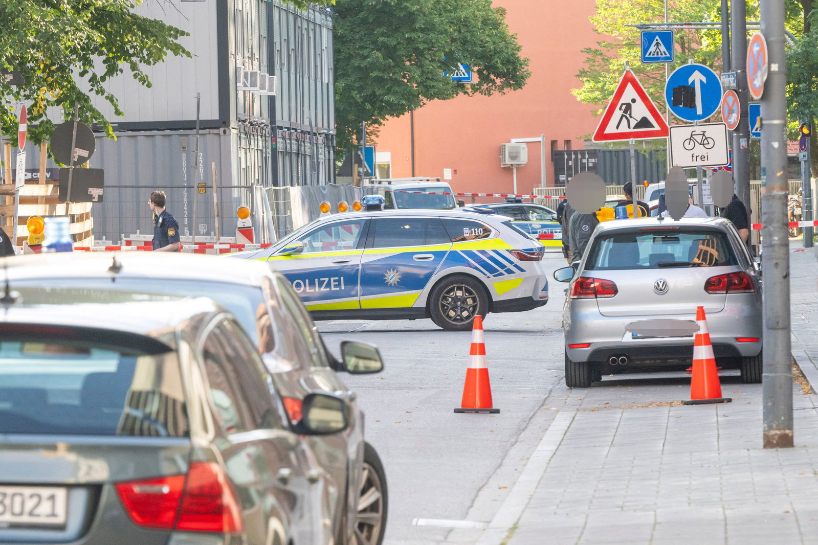 Nach einer Brandattacke auf eine Baustelle sind zwei Verdächtige gefasst worden.  