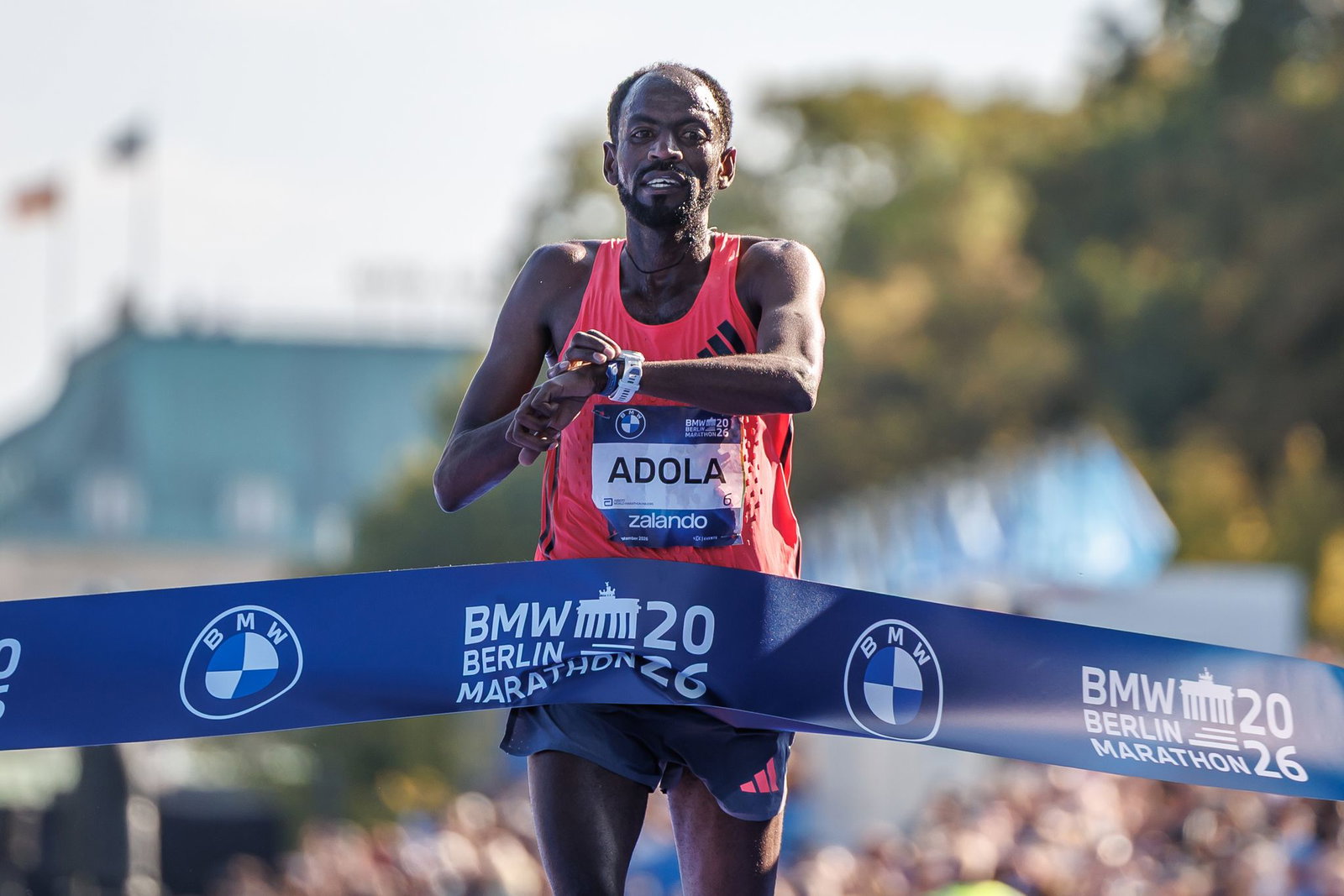 Guye Adola aus Äthiopien gewann den Berlin-Marathon bei den Männern in Abwesenheit des Weltrekordlers Sabastian Sawe.