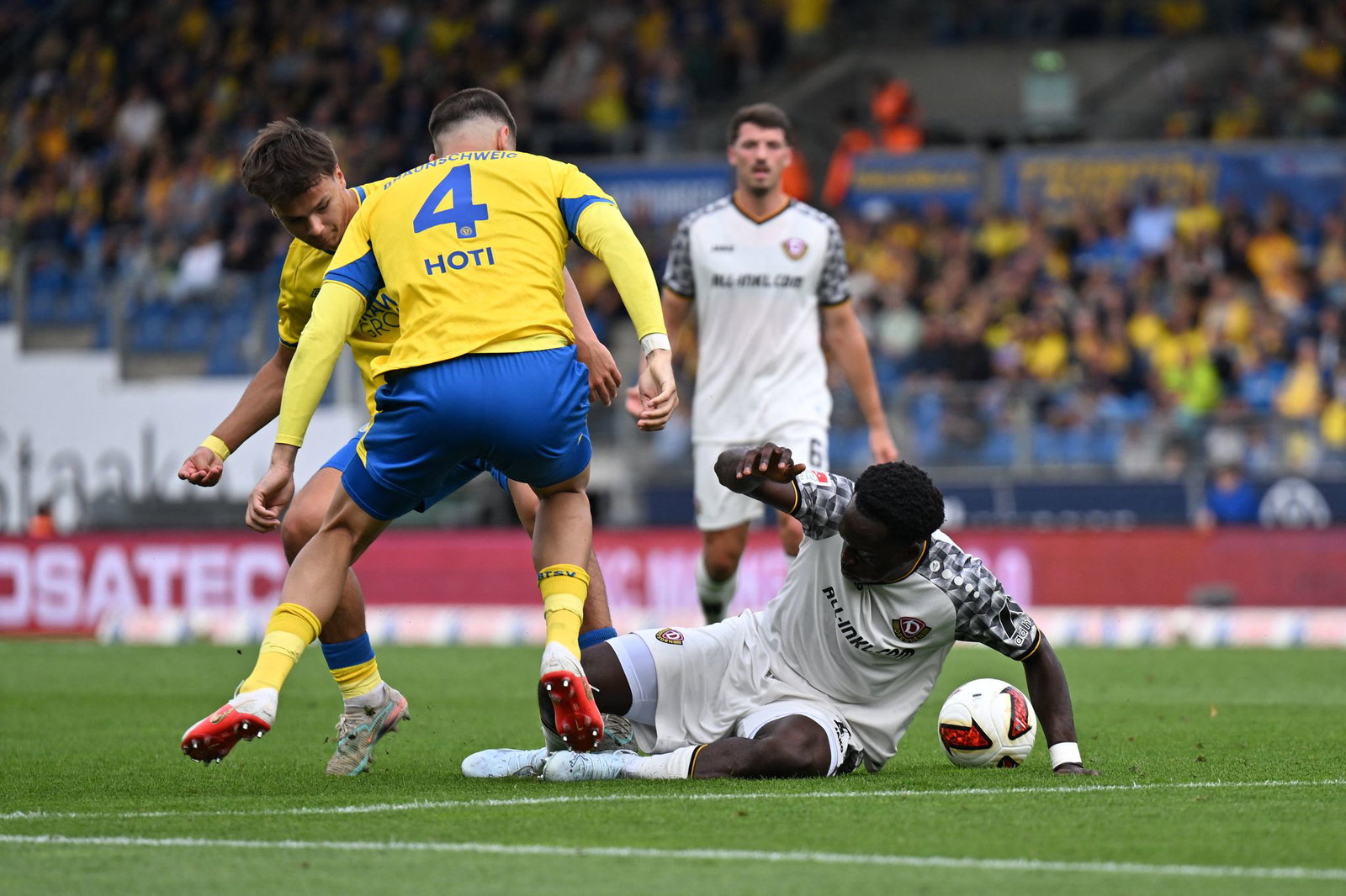 Dresdens Kennedy Okpala (r) im Zweikampf mit dem Braunschweiger Andi Hoti.