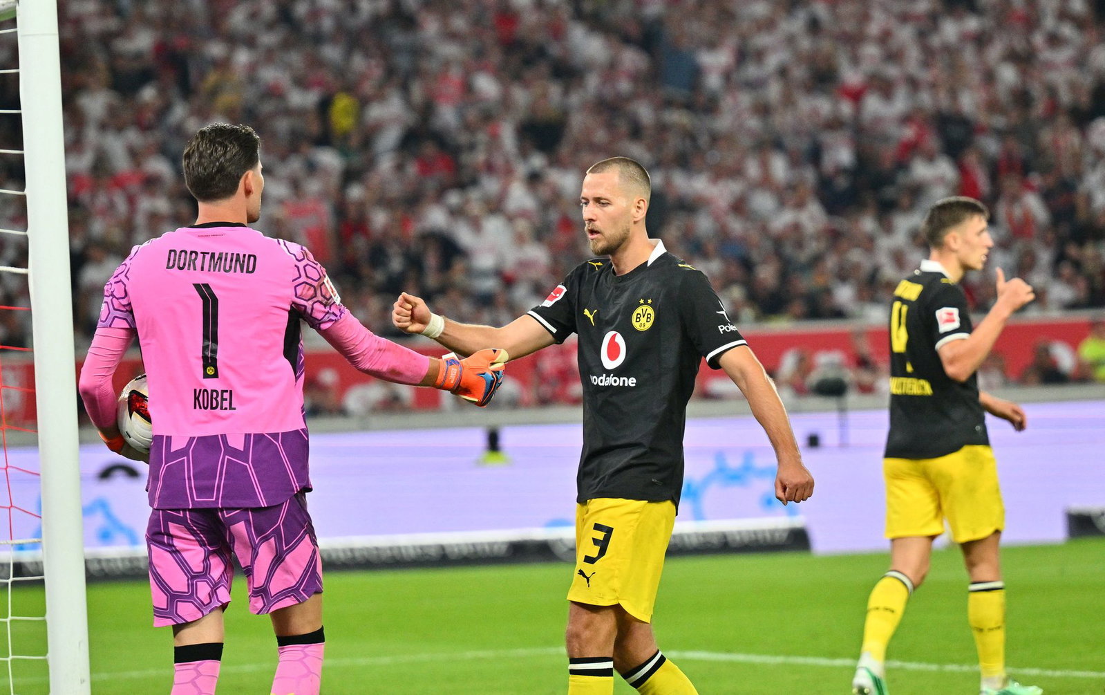 Der von den VfB-Fans ausgepfiffene Dortmunder Abwehrspieler Waldemar Anton zeigte an alter Wirkungsstätte eine starke Leistung.