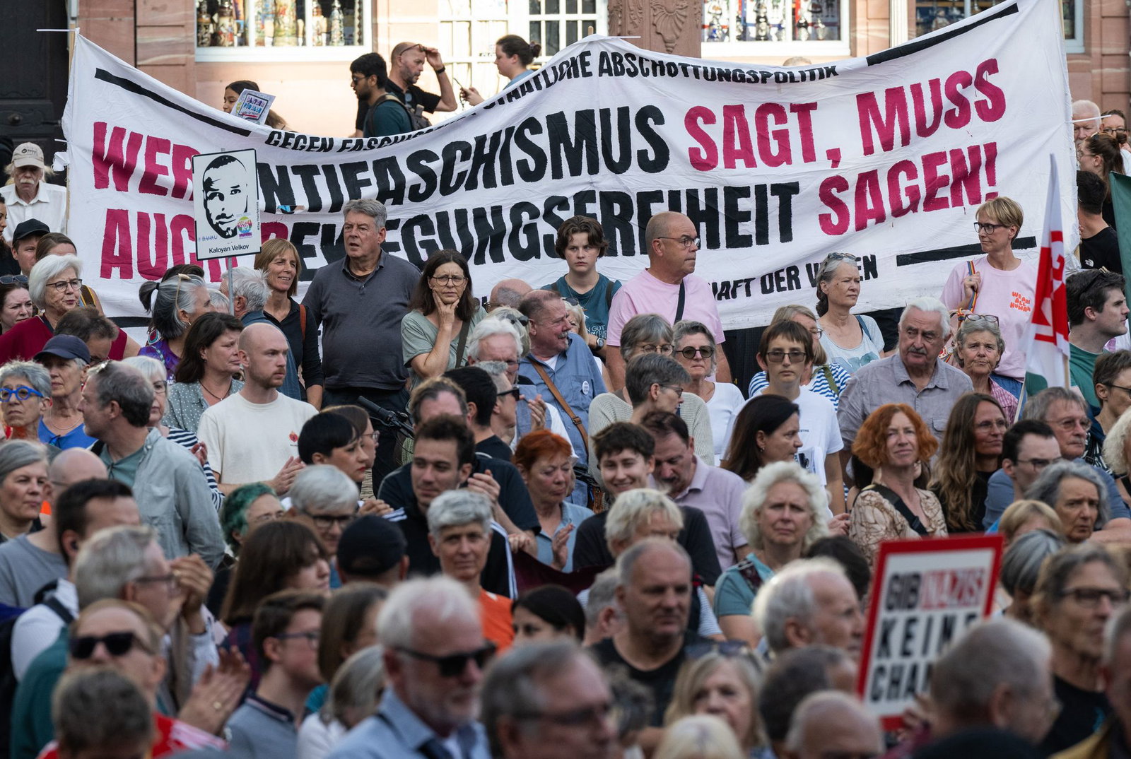In Frankfurt haben laut Polizei rund 2.500 Menschen gegen die AfD demonstriert. 