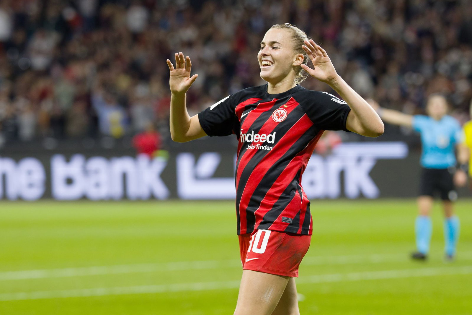 Laura Freigang und die Eintracht-Frauen dürfen am Ende doch noch jubeln. (Archivbild)
