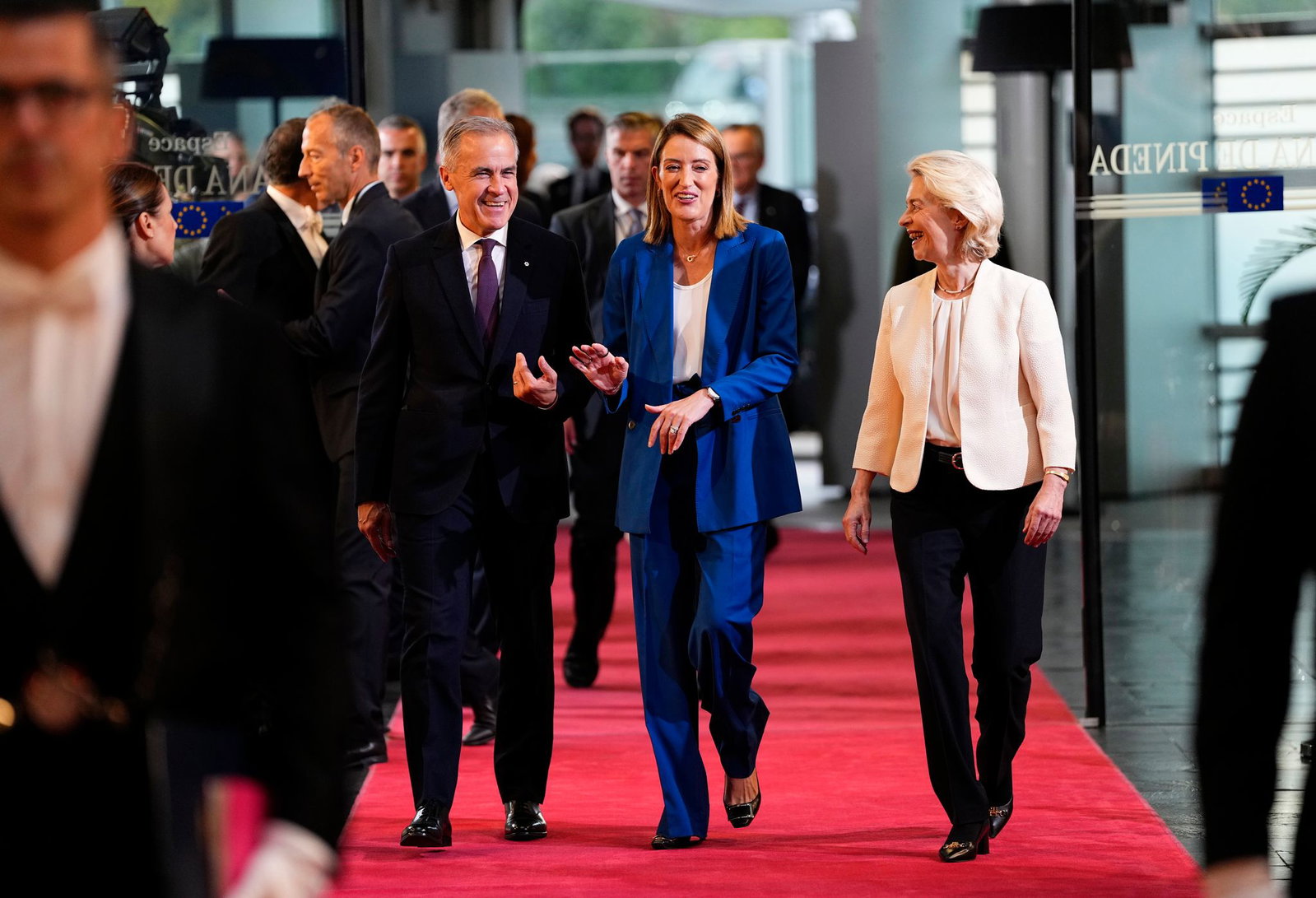Will die Idee eines Europäischen Sicherheitsrates verwirklichen und auch Kanada einbeziehen: EU-Kommissionspräsidentin Ursula von der Leyen (r), hier mit Parlamentspräsidentin Roberta Metsola und Kanadas Premierminister Mark Carney.