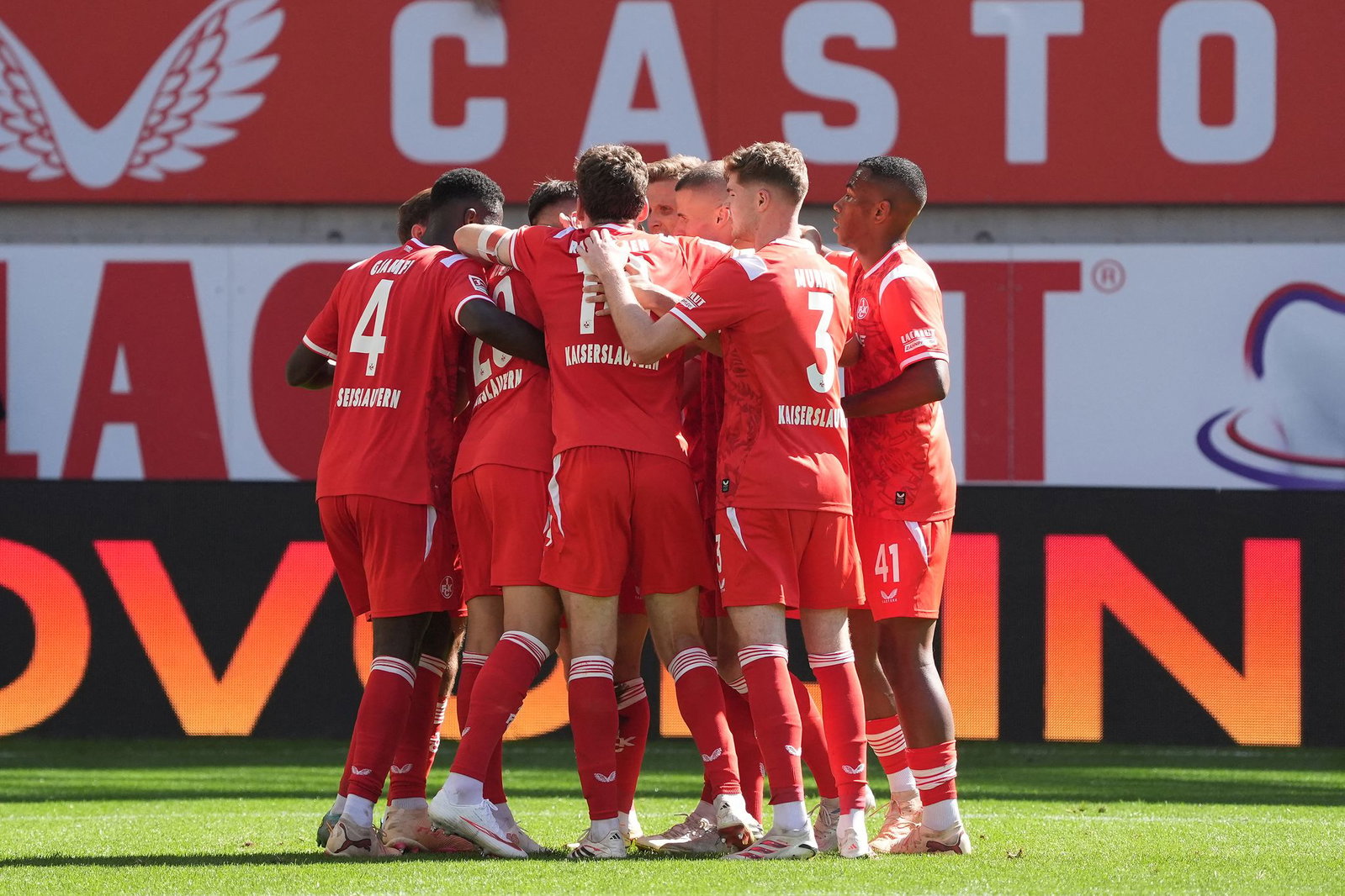 Die Spieler des 1. FC Kaiserslautern bejubeln den zweiten Sieg hintereinander.