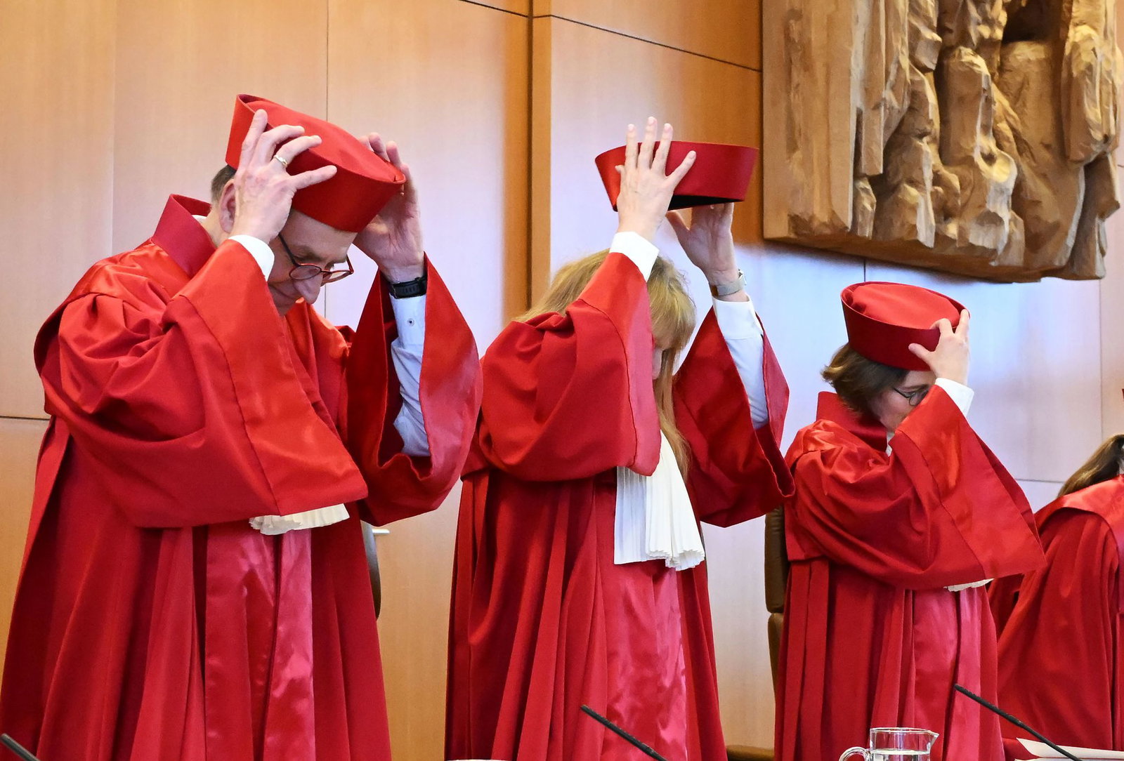 Bei Verhandlungen und Verkündungen tragen die Richterinnen und Richter rote Roben. (Archivbild)