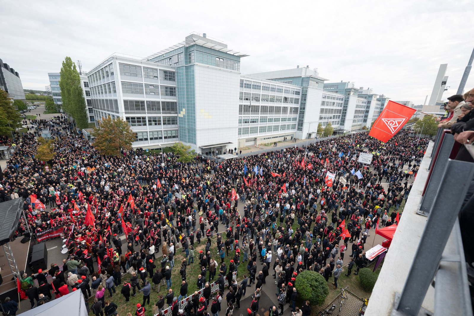 Etwa 20.000 Beschäftigte beteiligten sich bei Mercedes in Sindelfingen am Protest.