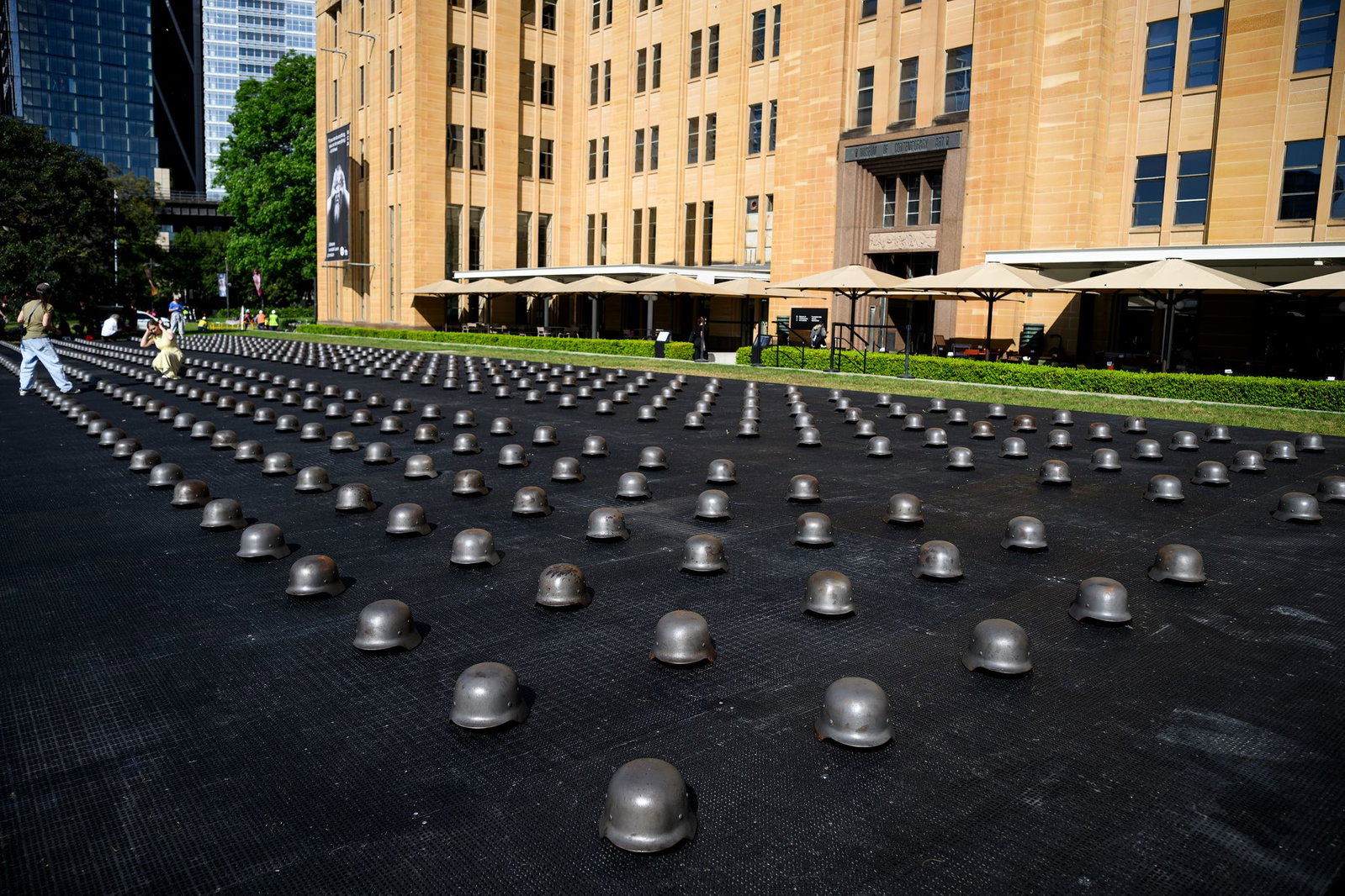 Besucher können durch die Reihen von 500 Helme gehen.