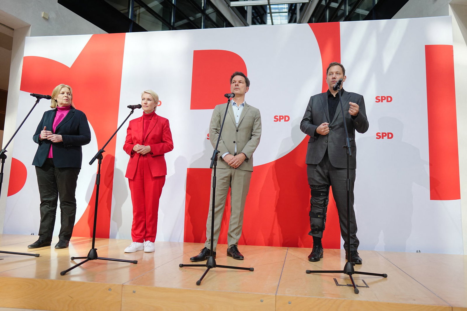 Die politische Zukunft von SPD-Spitzenkandidat Steffen Krach (2. von rechts) ist offen. 