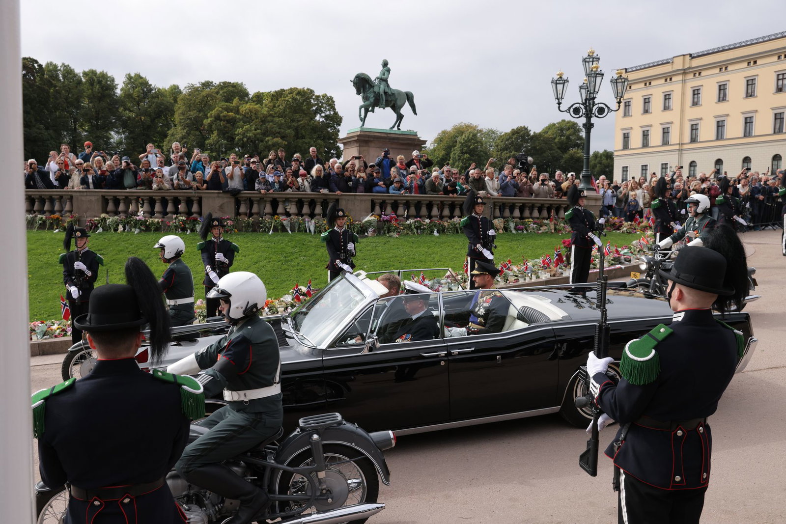 In einer offenen Limousine wurde König Haakon VIII. vom Schloss zum Parlament gefahren. 