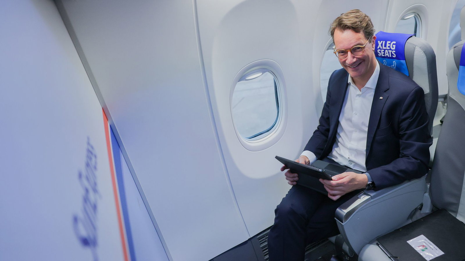 Wüst brach am Morgen mit einer großen Delegation in einem Linienflieger von Düsseldorf nach Ankara auf.