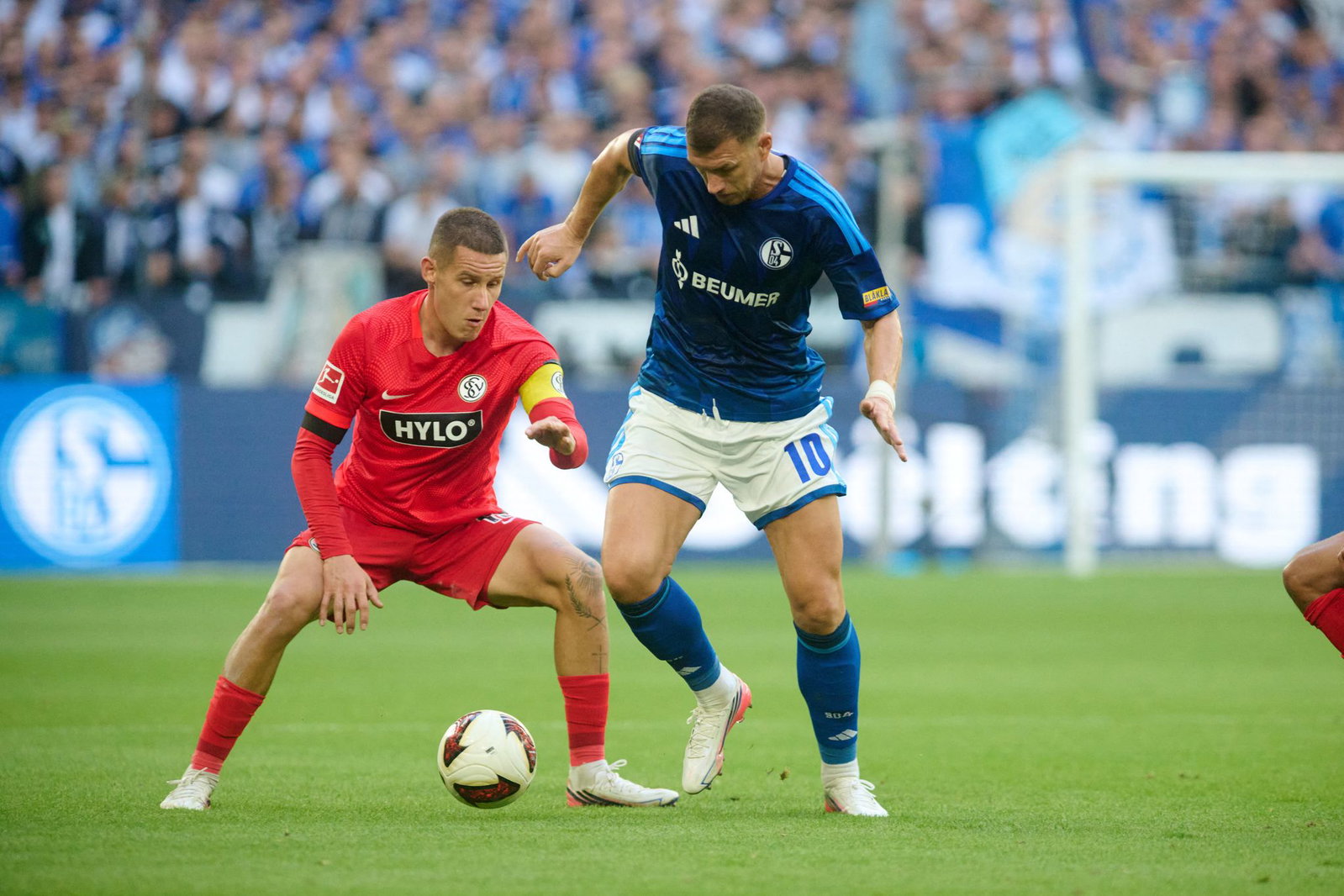 Edin Dzeko (r) wurde von seinen Mitspielern immer wieder in den Spielaufbau einbezogen.