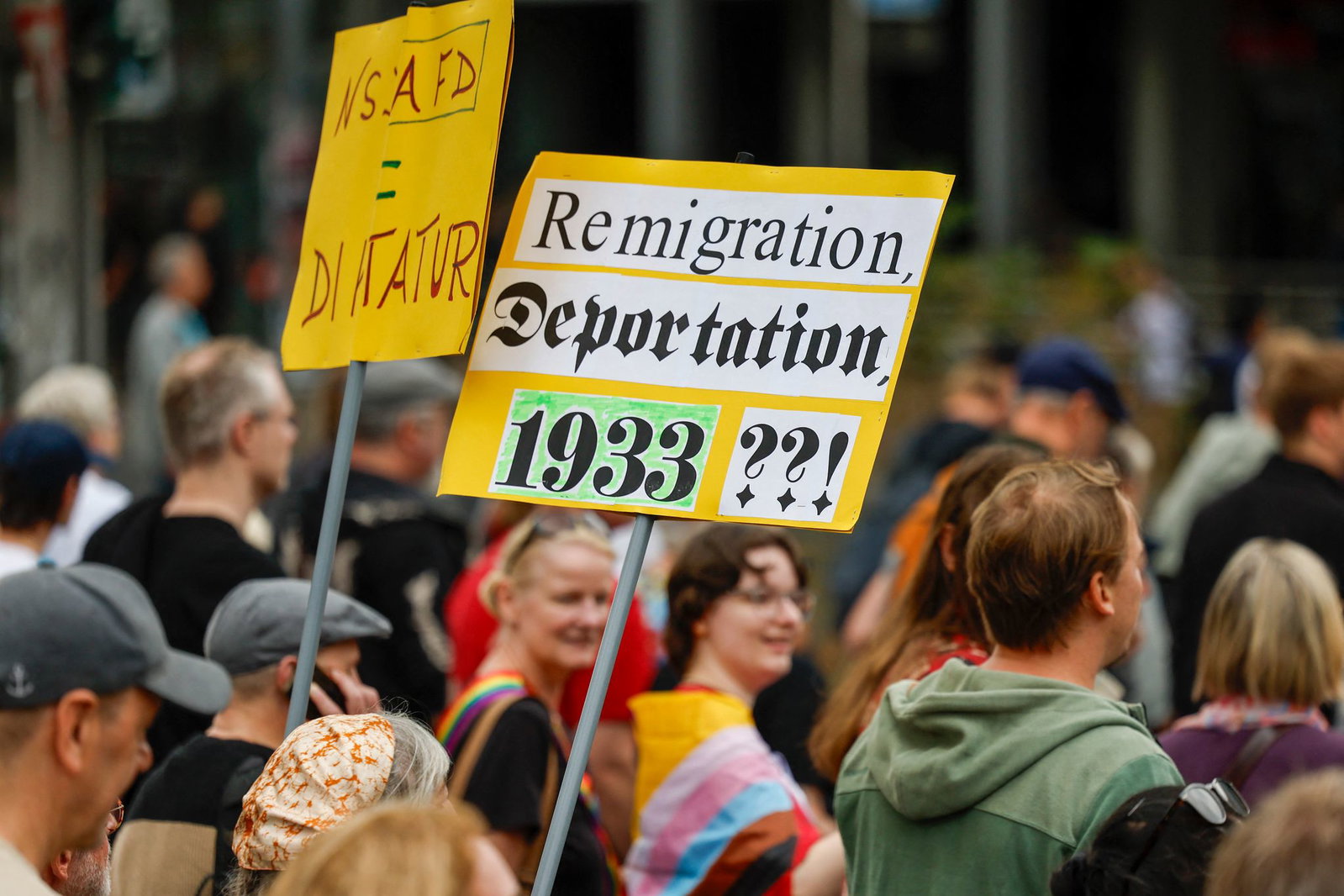 Demonstranten erinnern mahnend an die Anfänge der Nazis in Deutschland.