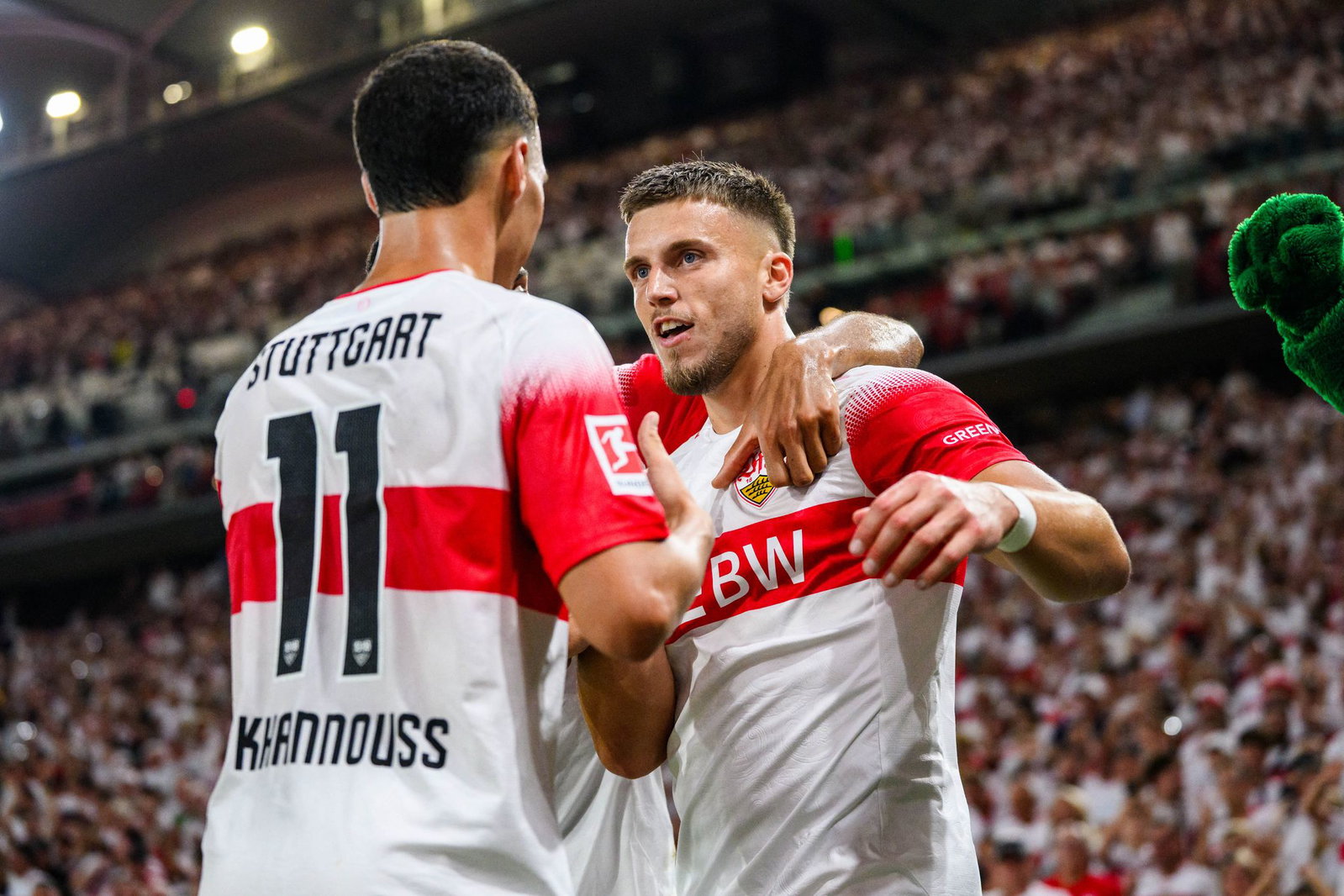 Bilal El Khannouss (l) und Ermedin Demirovic (r) jubeln über den Heimsieg des VfB Stuttgart.