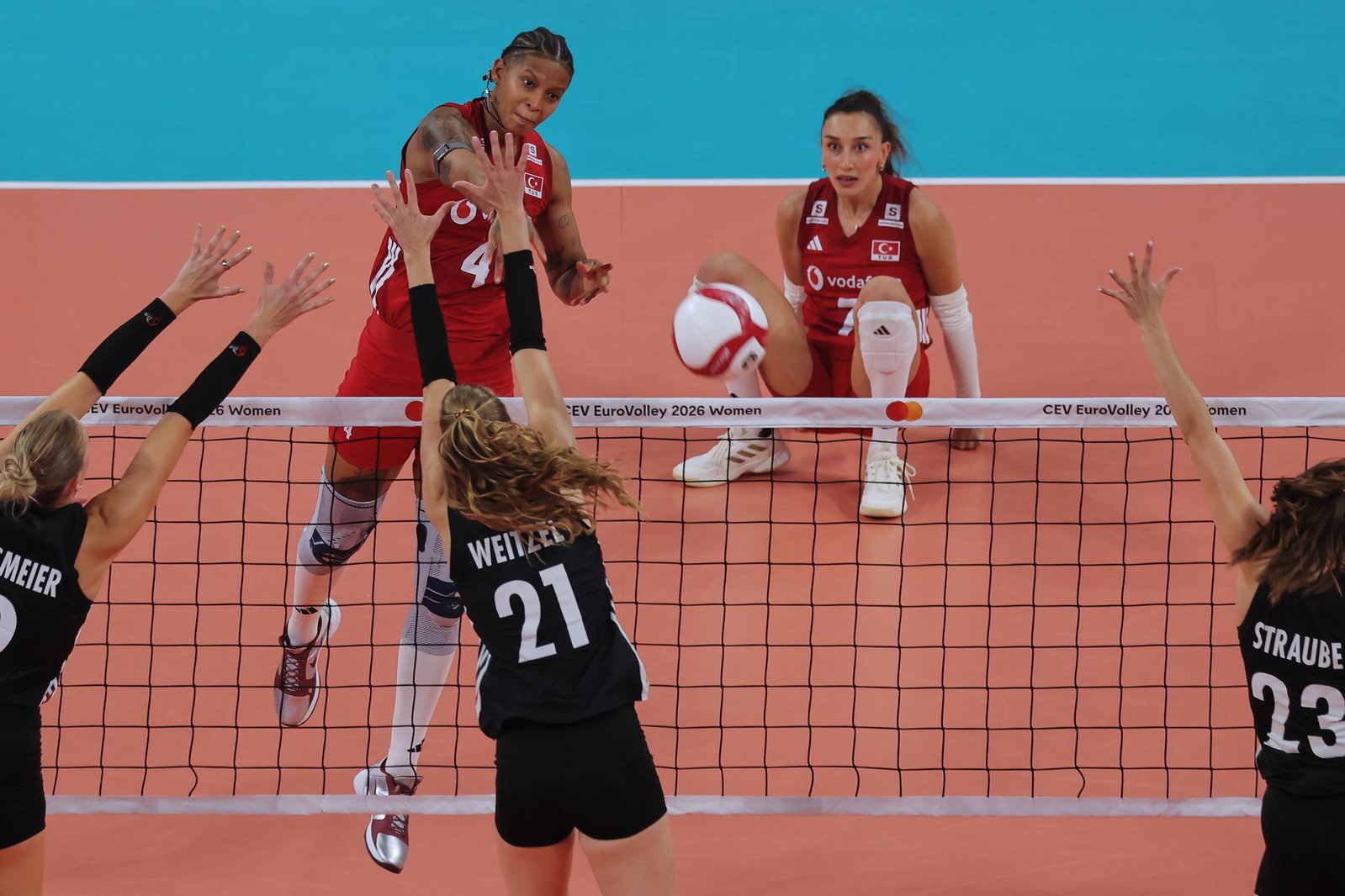 Die türkische Nationalspielerin Melissa Vargas (M) zeigte früh ihre Klasse. (Archivbild)