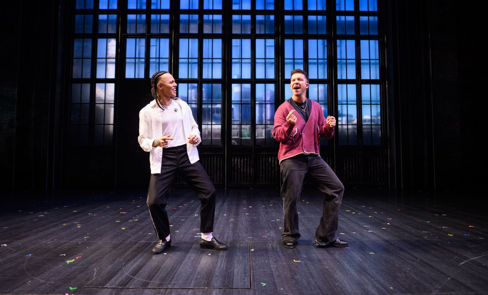 Der Musiker Nico Santos (r) übt mit OXA, dem Hauptdarsteller des MJ-Musicals, die typischen Michael-Jackson-Moves. 
