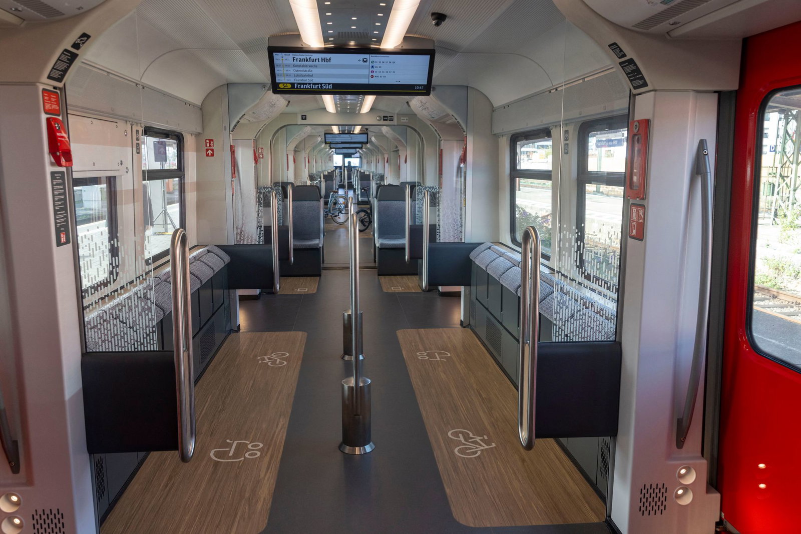 Die zehn Jahre alten S-Bahnen wurden neu gestaltet. 