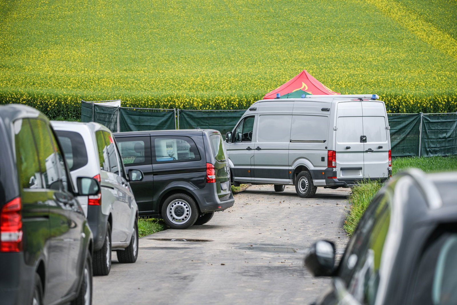 Die Leiche der Frau wurde in einem Auto auf einem Feldweg entdeckt. (Archivbild)