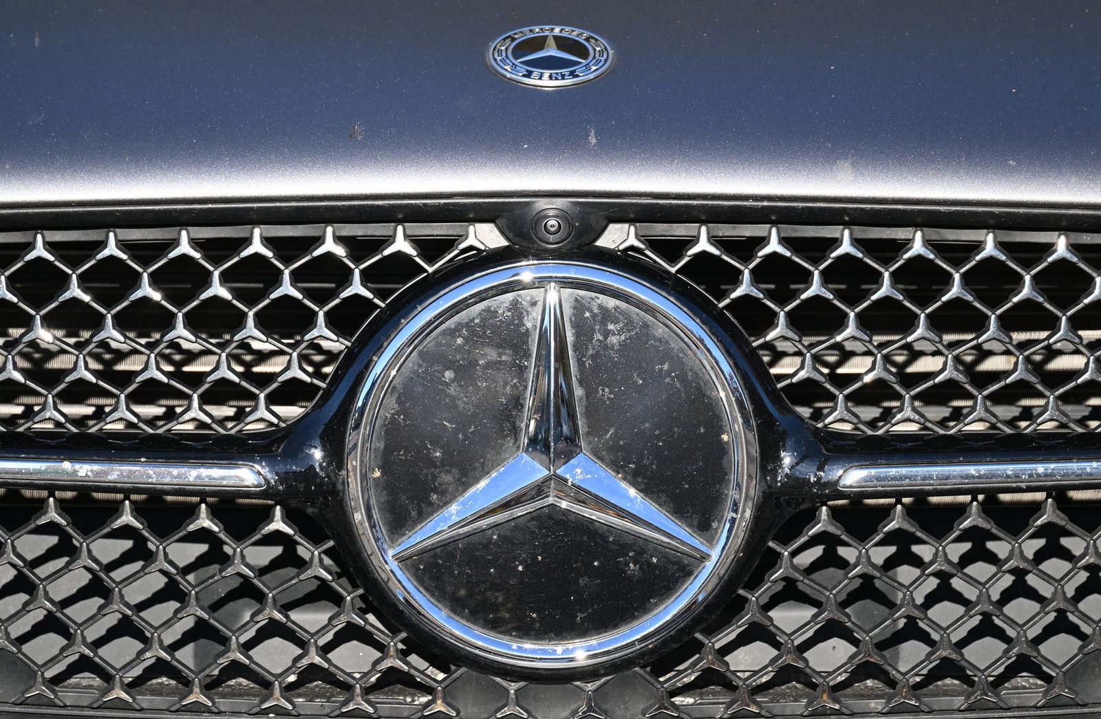 Bei den zwischen August 2022 und September 2025 produzierten Diesel- und Hybridautos ist ein Schutzblech falsch verbaut. (Archivbild)