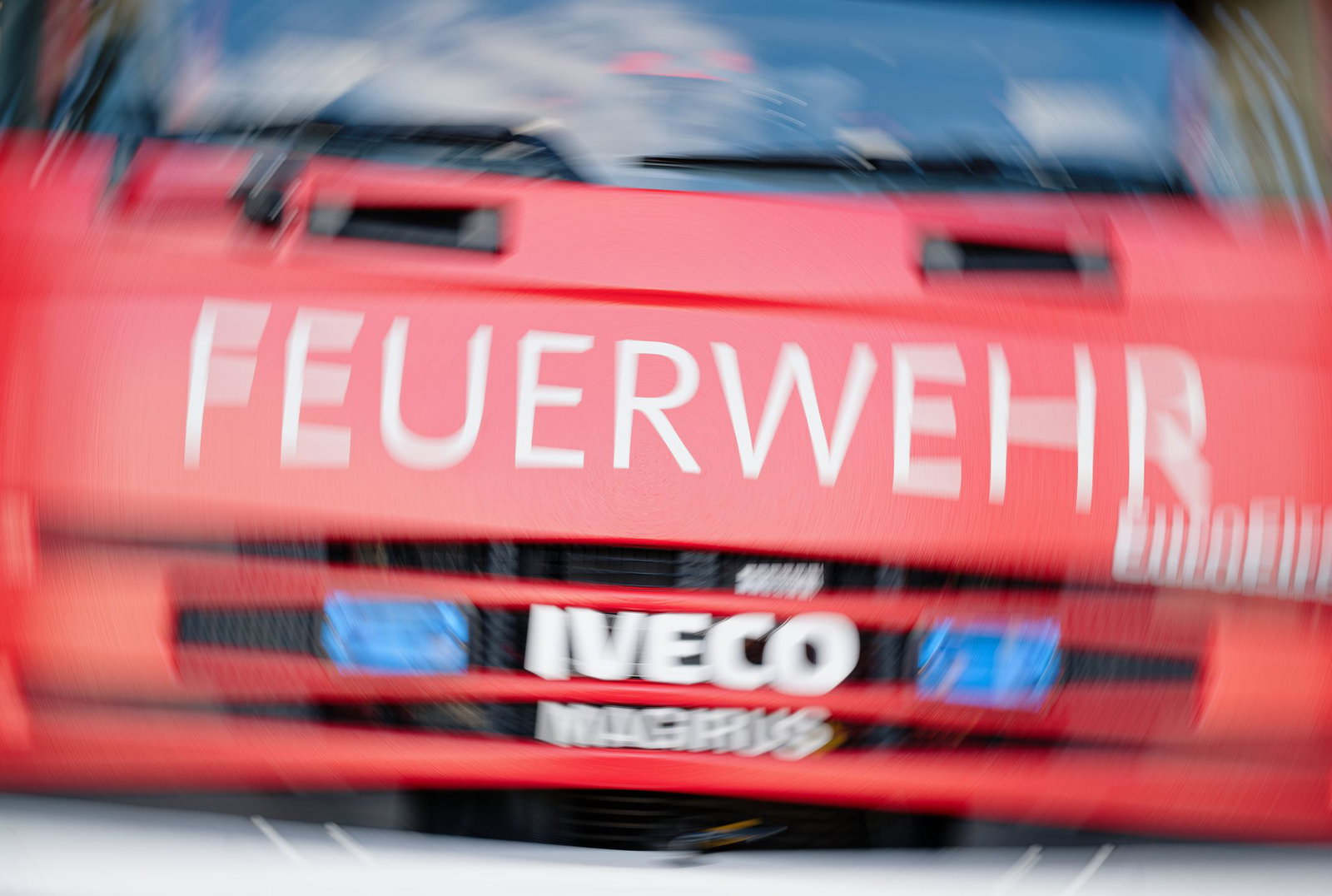 Wann die Löscharbeiten beendet sein werden, ist unklar. (Symbolbild)