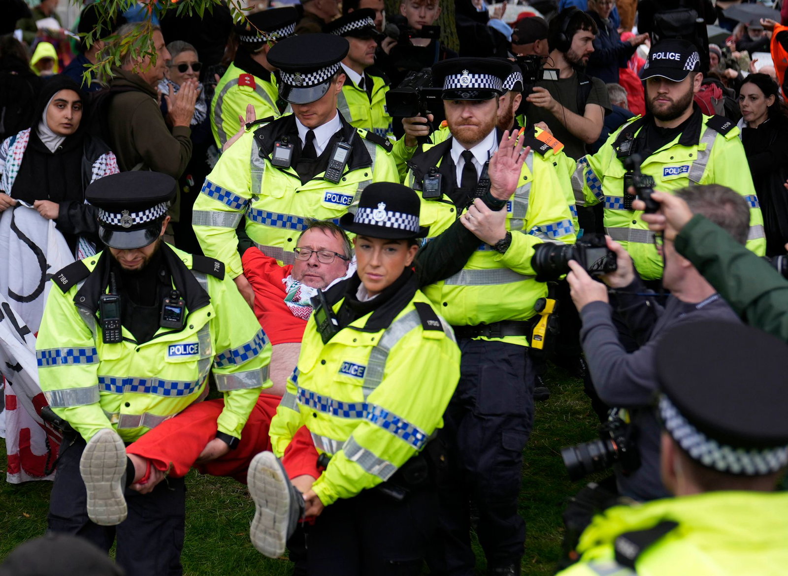 Die Polizei in Liverpool hat Dutzende Demonstranten festgenommen. 