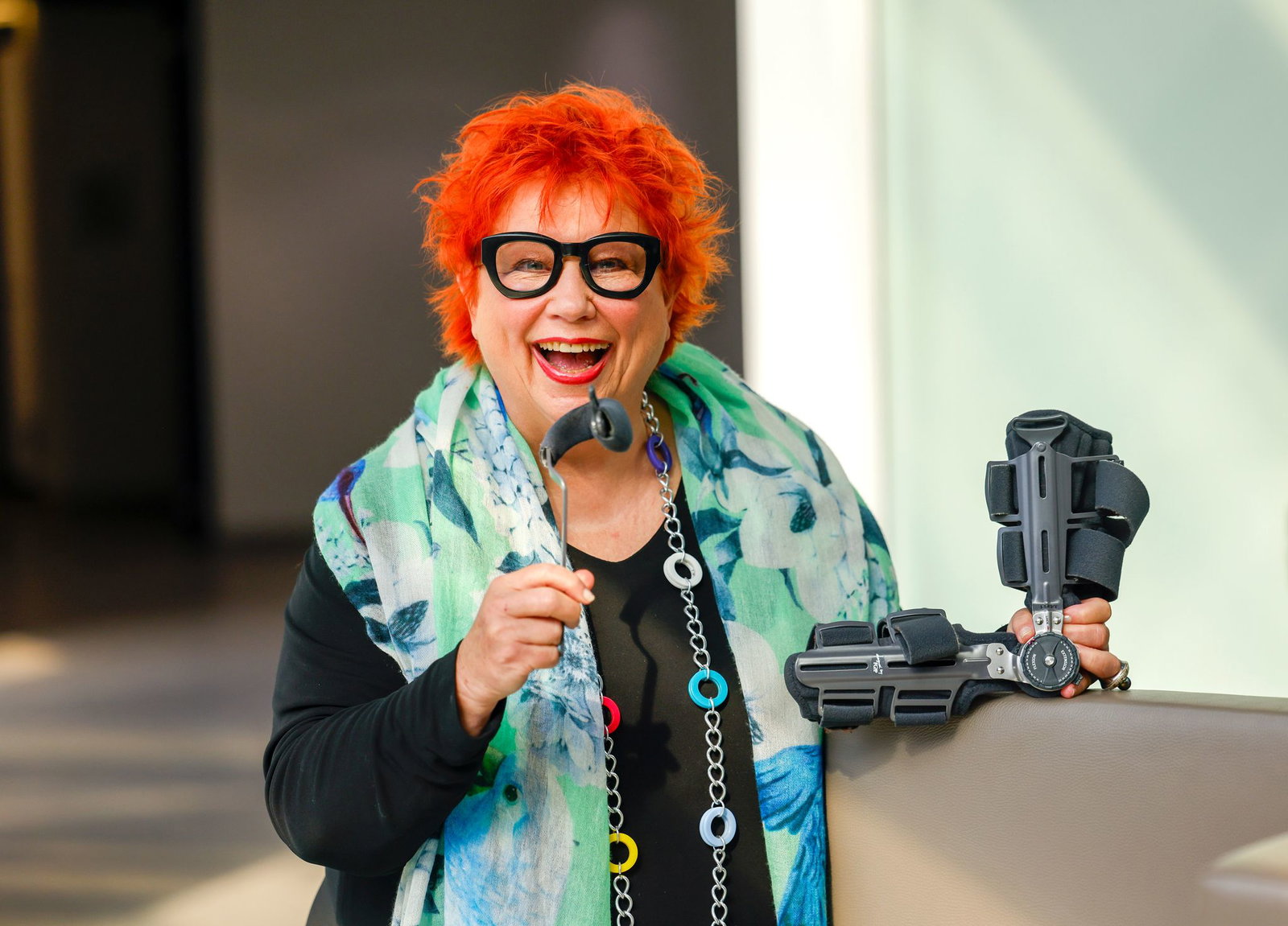 Barbara Salesch trug bei ihrem TV-Dreh eine sogenannte Orthese - heute kann sie darüber lachen.