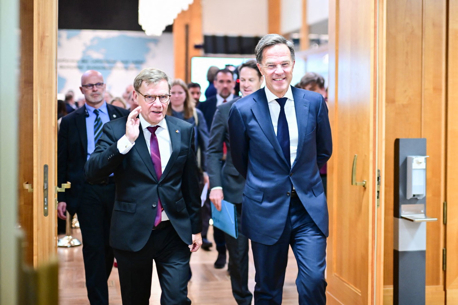 Sah in Russlands Kurs zuletzt Verzweiflung wegen ausbleibender Erfolge im Ukraine-Krieg: Nato-Generalsekretär Mark Rutte (r) - hier bei einem Treffen mit Bundesaußenminister Johann Wadephul. (Archivbild)
