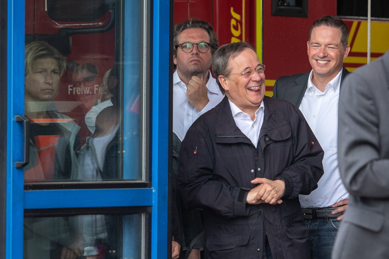 Das Bild von Juli 2021 ist noch vielen in Erinnerung: Der damalige nordrhein-westfälische Ministerpräsident und CDU-Kanzlerkandidat Laschet lacht während einer Veranstaltung nach der Flutkatastrophe in Erftstadt. (Archivfoto)