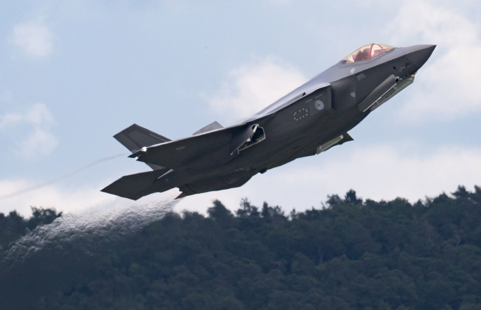 Ein Kampfjet vom Typ F-35 startet in Ramstein