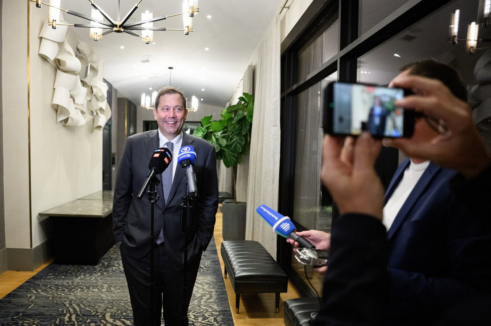 Minister Klingbeil bringt die Steuerreform durchs Kabinett - aus der Ferne.
