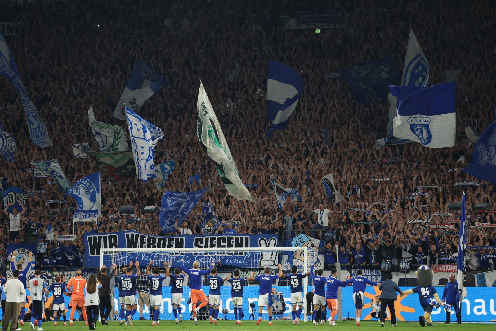 Die Schalker Spieler werden gefeiert.