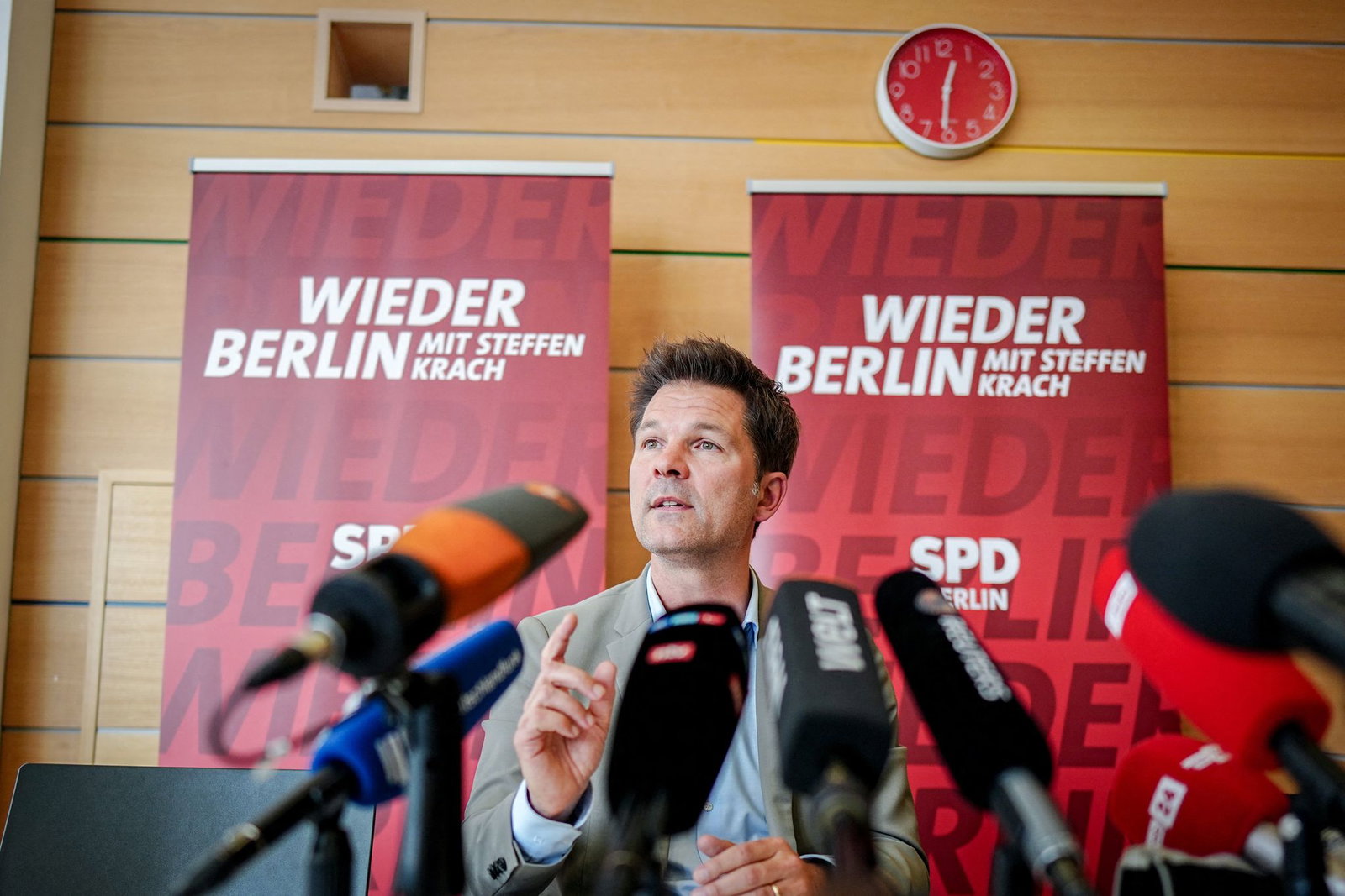 Der SPD-Berliner Spitzenkandidat Steffen Krach hat vor der Wahl zum Abgeordnetenhaus am 20. September einen schweren Stand. 