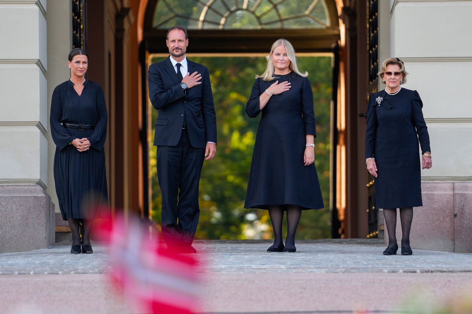 Gemeinsam mit Haakons Schwester Prinzessin Märtha Louise (links) und Haralds Witwe Königin Sonja (rechts) hatte sich das Königspaar am Montag auf dem Schlossplatz dem Volk gezeigt. Sonja ist nach dem Tod ihres Mannes das beliebteste Mitglied der Königsfa…