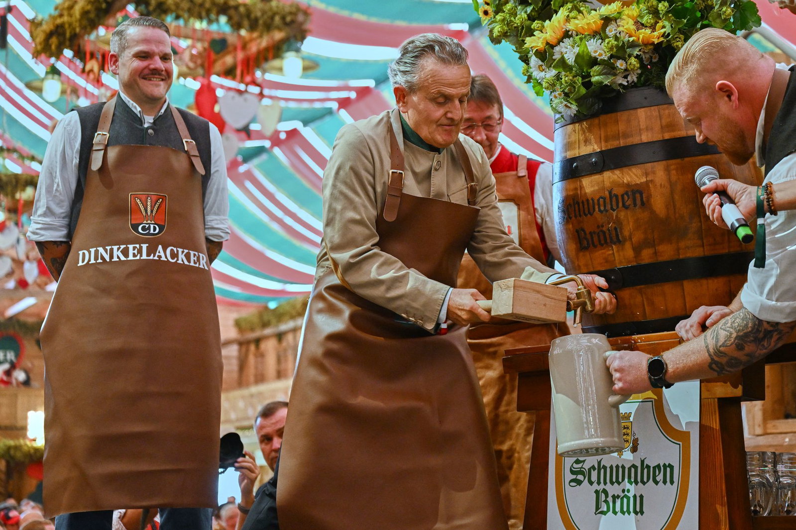 Erst nach dem Fassanstich darf auch in den anderen sieben Zelten Bier ausgeschenkt werden.