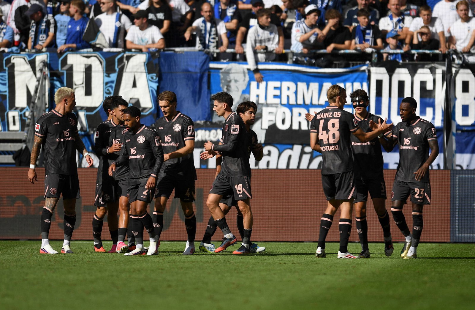 Die Mainzer hatten im Volksparkstadion allen Grund zum Jubeln. Hier feiern sie das 1:0 dudch Sheraldo Becker (r). 