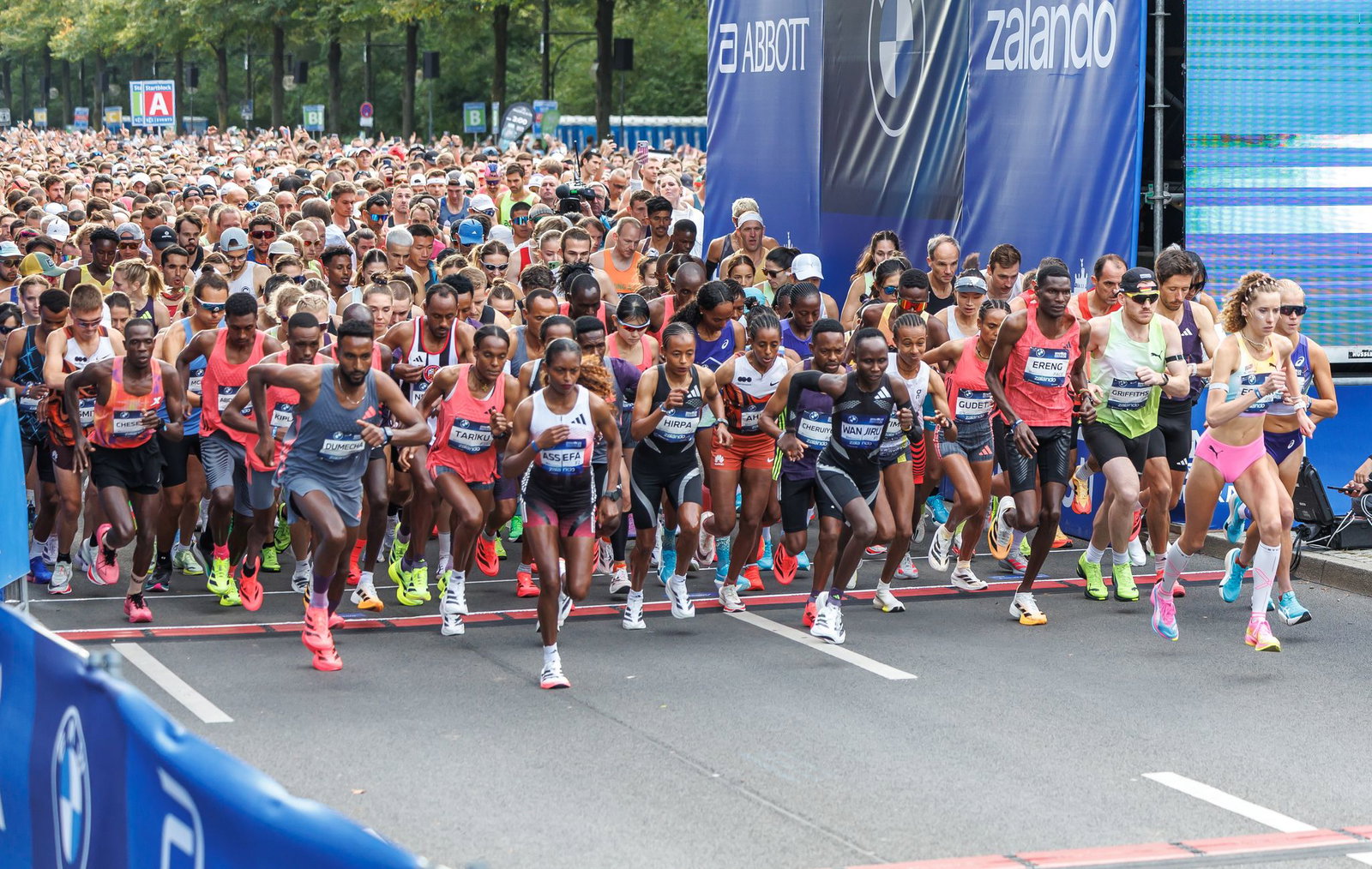 Tausende Läuferinnen und Läufer nahmen am Berlin-Marathon teil.